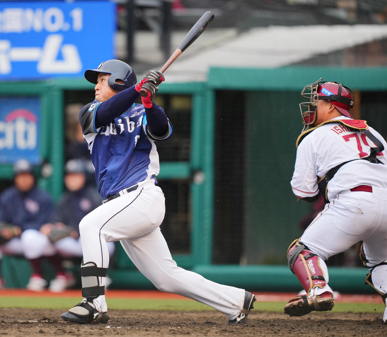 楽天対西武　4回表西武2死一塁、先制の適時三塁打を放つ渡部聖（撮影・垰建太）