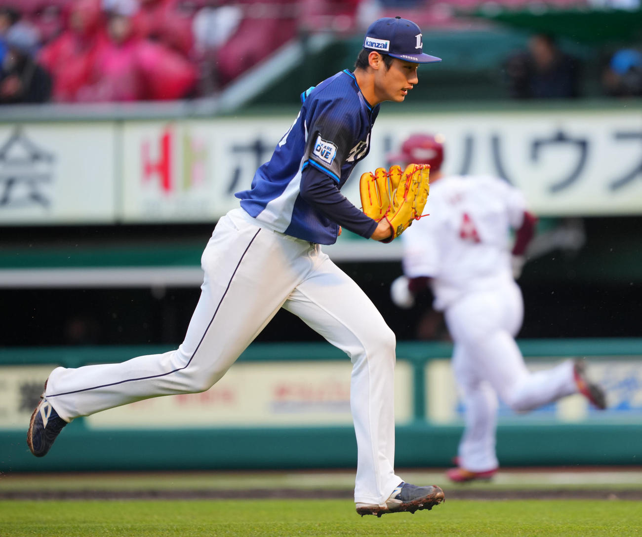 楽天対西武　6回裏楽天無死一、二塁、阿部寿樹（後方）に適時二塁打を許す羽田（撮影・垰建太）
