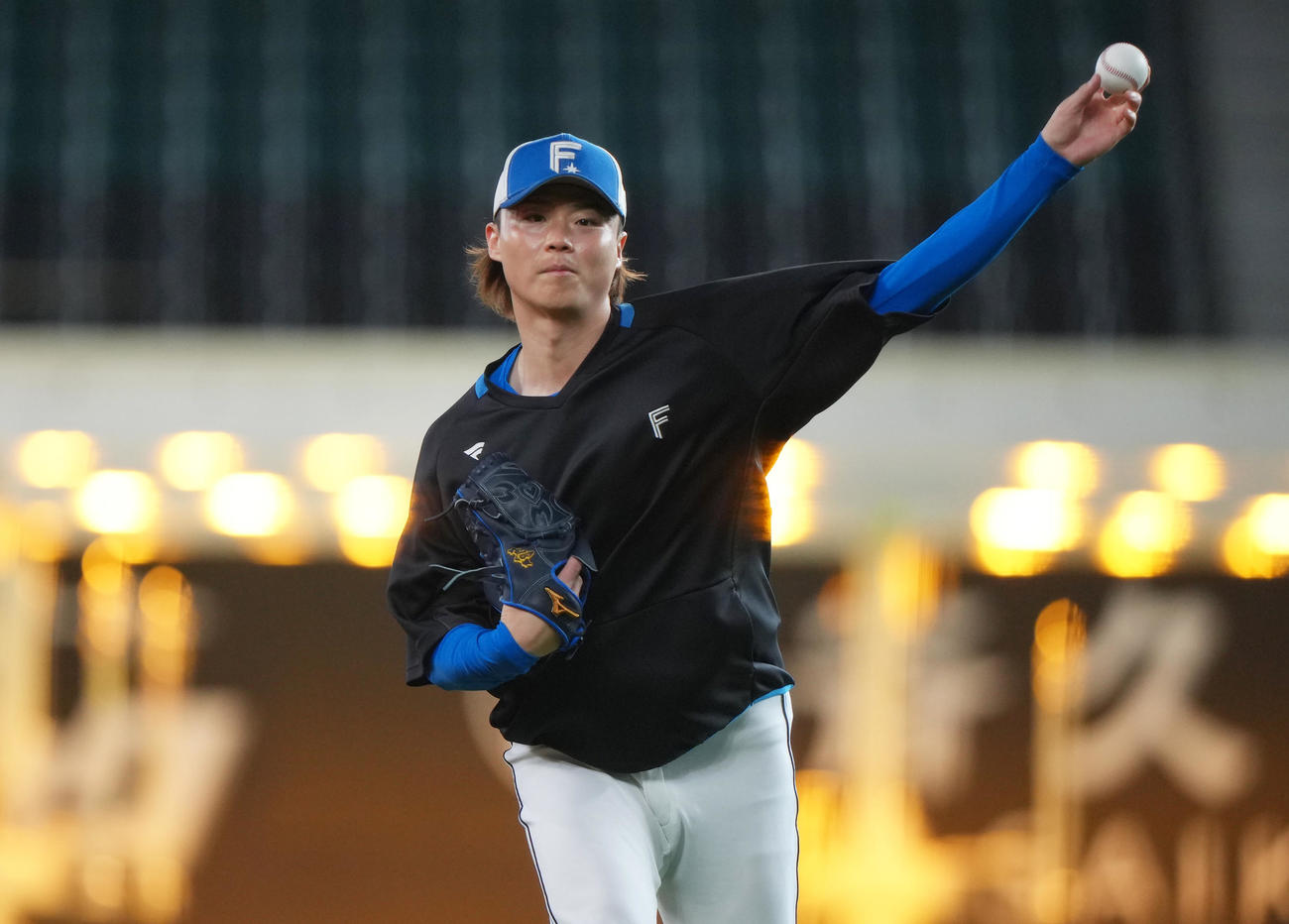 キャッチボールで調整する日本ハム山崎（撮影・足立雅史）