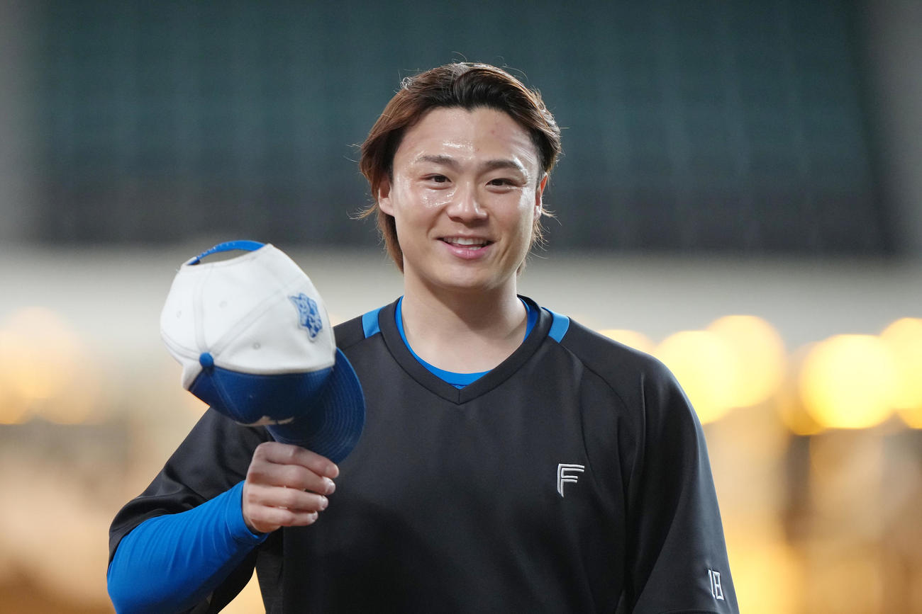 練習を終え、笑顔を見せる日本ハム山崎（撮影・足立雅史）