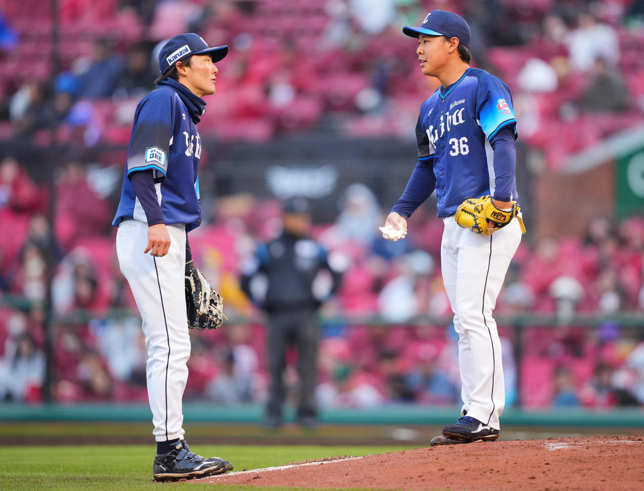 楽天対西武　7回裏楽天2死三塁、マウンドで源田（左）から声をかけられる山田（撮影・垰建太）