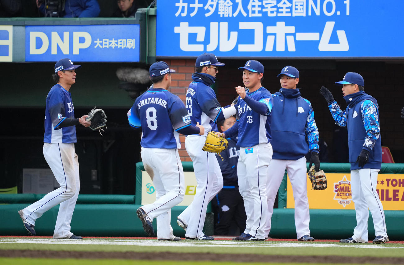楽天対西武　7回裏楽天の攻撃を無失点に抑えナインとタッチを交わす西武山田（右から3人目）（撮影・垰建太）