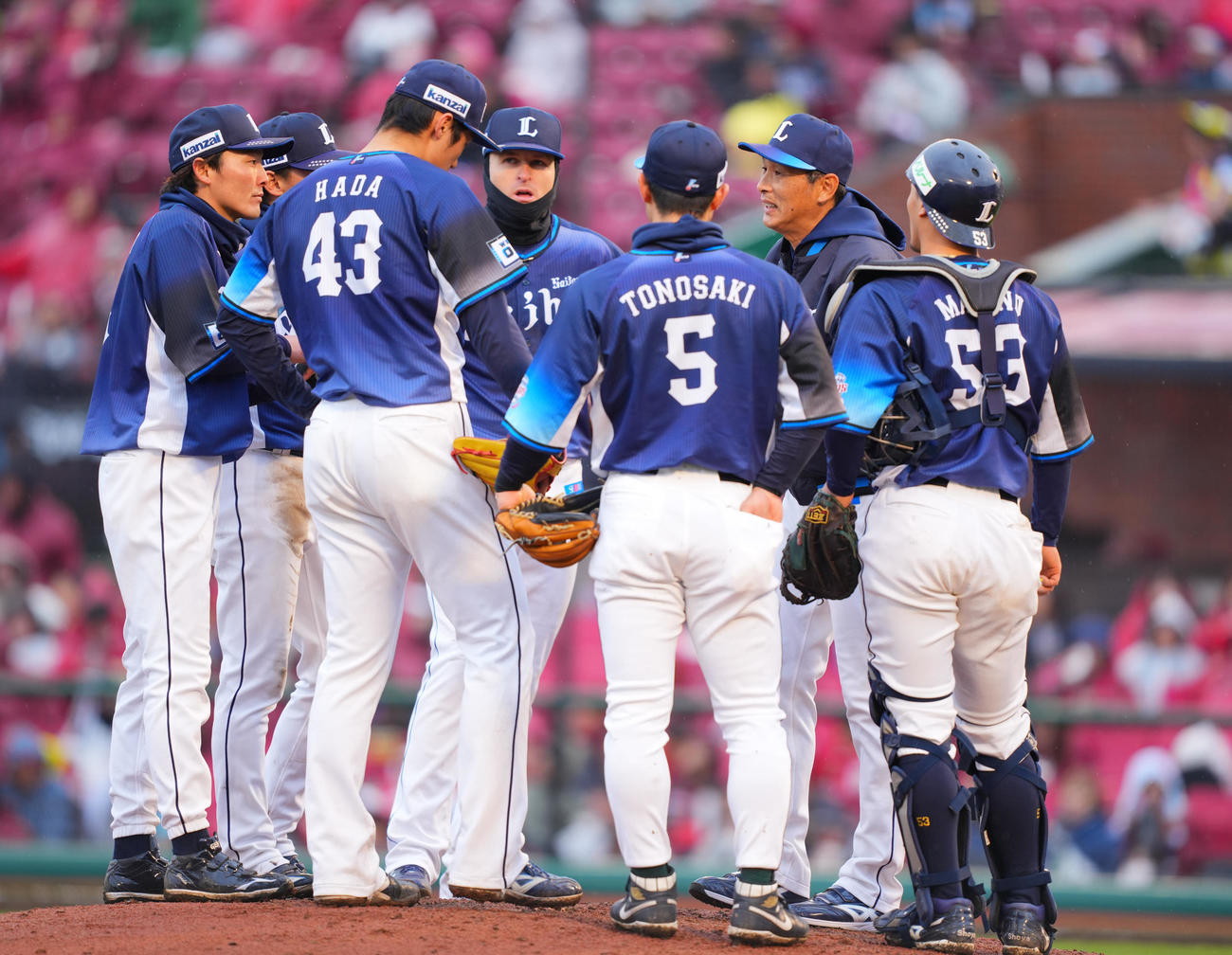 楽天対西武　6回裏楽天無死一、二塁、羽田（左から2人目）の降板を告げる西口監督（後方右）（撮影・垰建太）