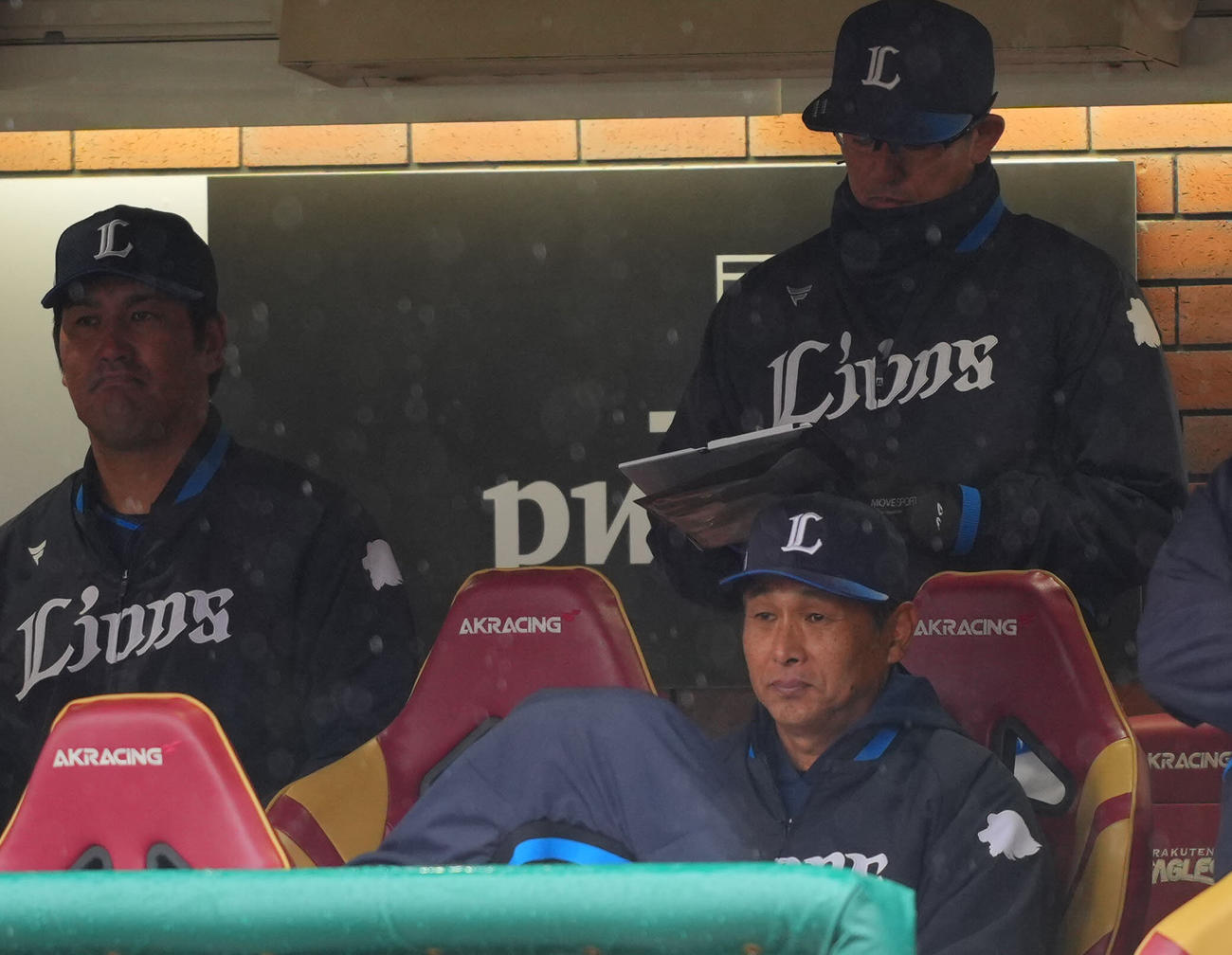 楽天対西武　渋い表情で戦況を見つめる西武西口監督（右下）（撮影・垰建太）