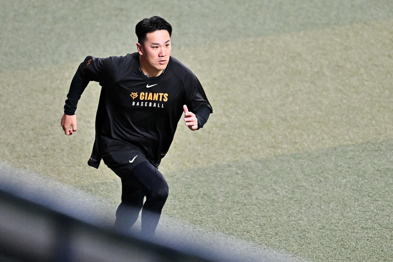 中日対巨人　試合前練習でダッシュする巨人田中将（撮影・滝沢徹郎）