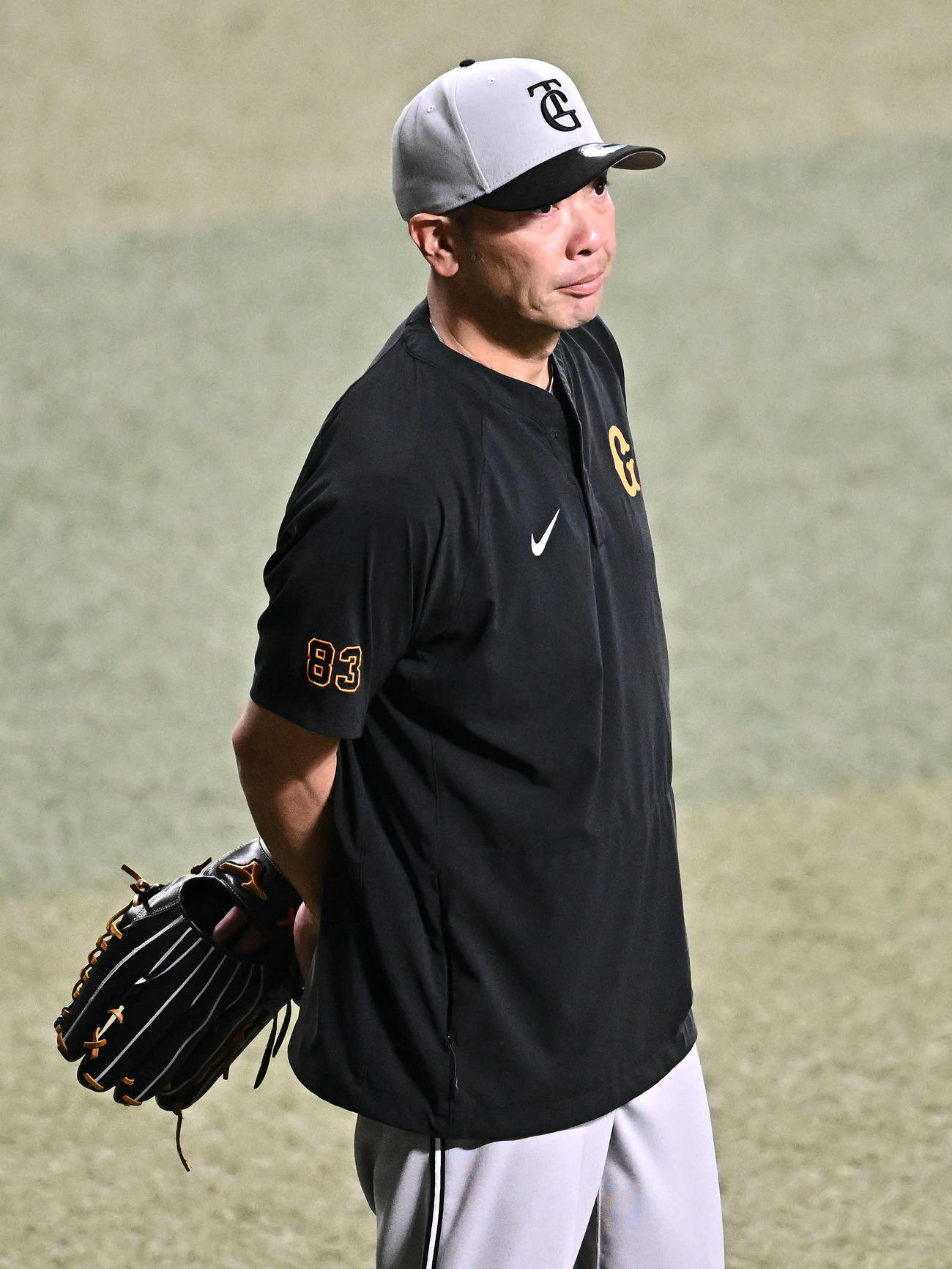 中日対巨人　試合前練習を見守る巨人阿部監督（撮影・滝沢徹郎）