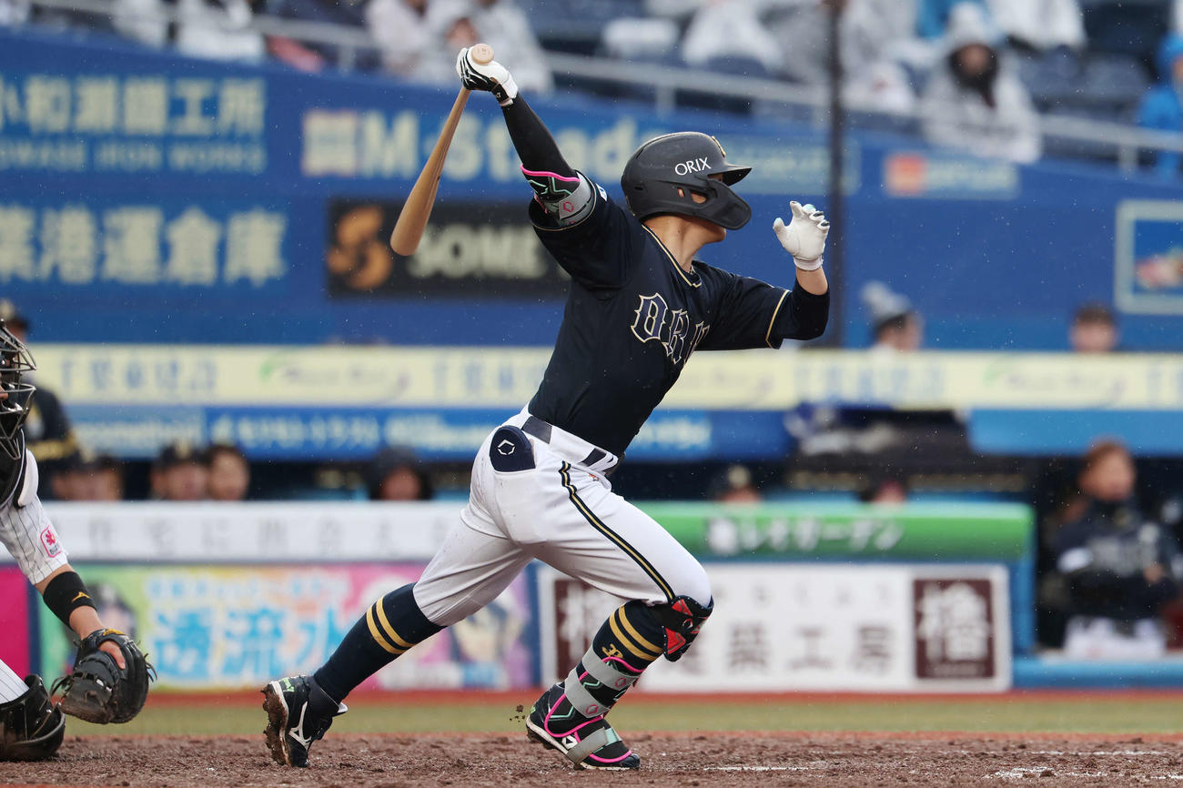 ロッテ対オリックス　8回表オリックス2死二塁、中適時二塁打を放つ西川（撮影・宮地輝）