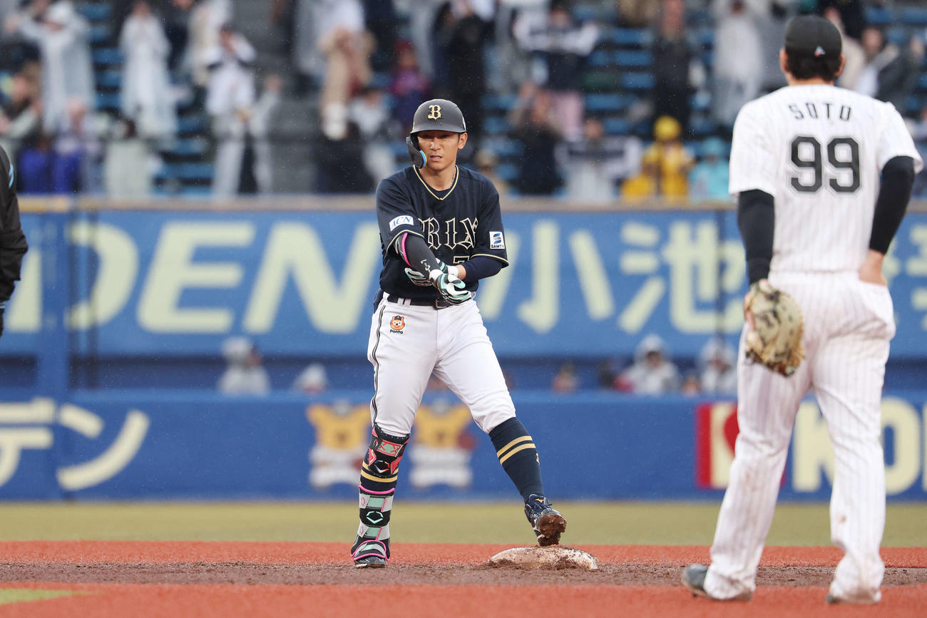 ロッテ対オリックス　8回表オリックス2死二塁、中適時二塁打を放った西川（撮影・宮地輝）