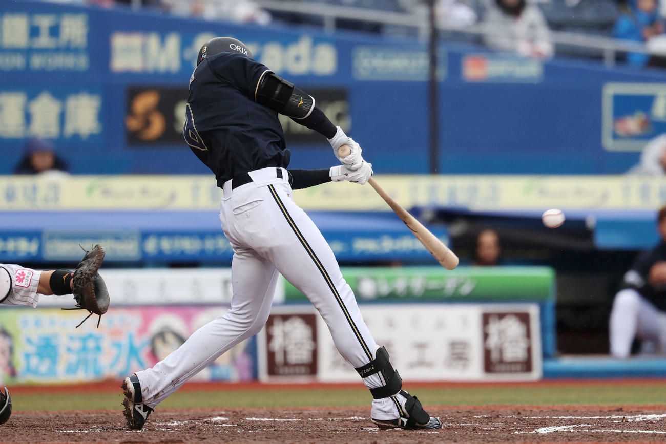 ロッテ対オリックス　6回表オリックス2死二塁、右適時三塁打を放つ麦谷（撮影・宮地輝）