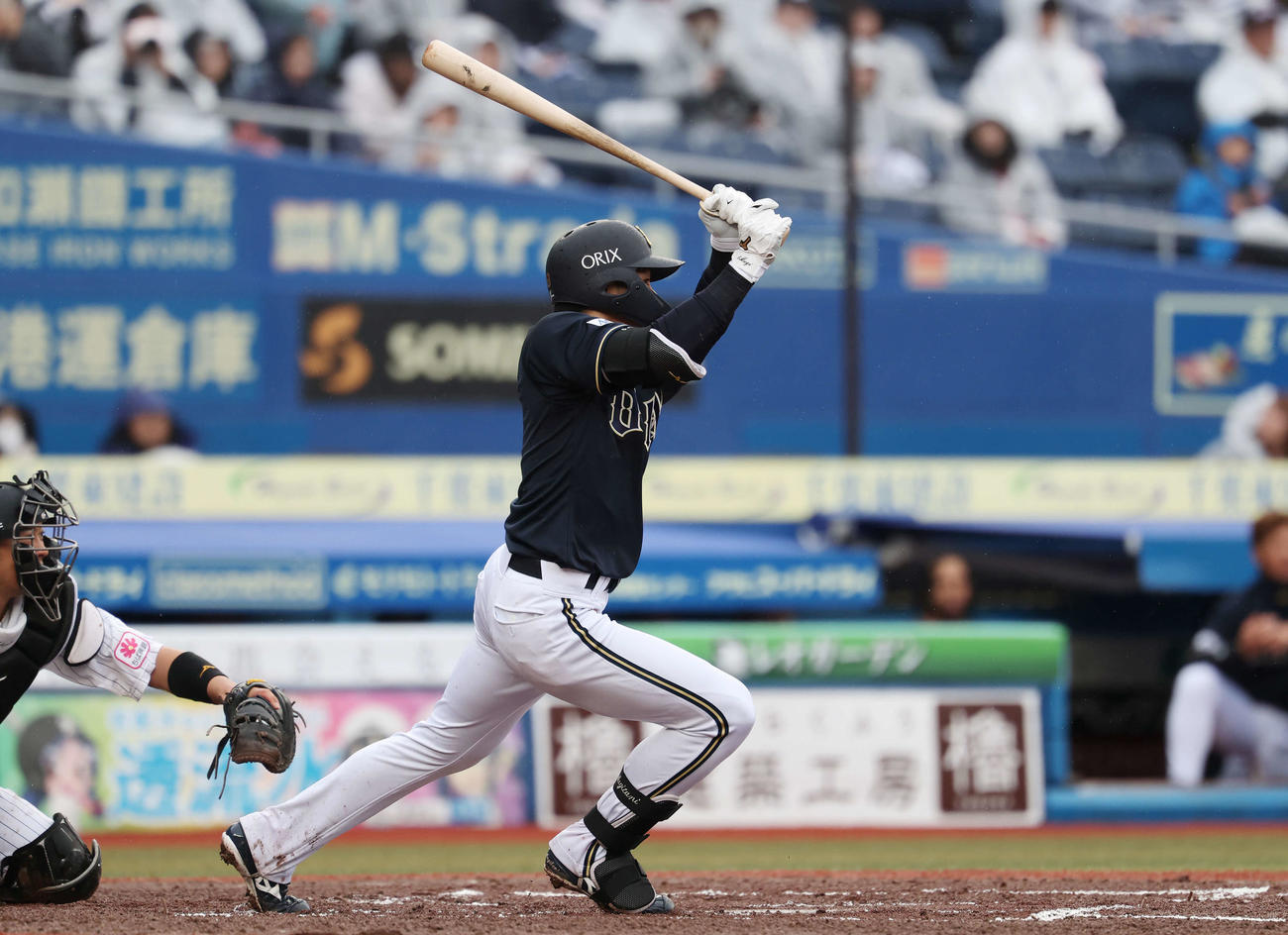 ロッテ対オリックス　6回表オリックス2死二塁、右適時三塁打を放つ麦谷（撮影・宮地輝）