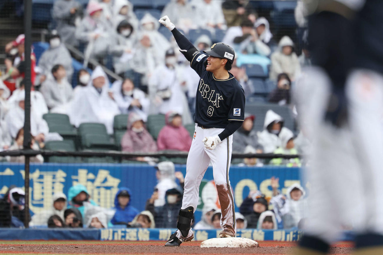 ロッテ対オリックス　6回表オリックス2死二塁、右適時三塁打を放ちガッツポーズする麦谷（撮影・宮地輝）