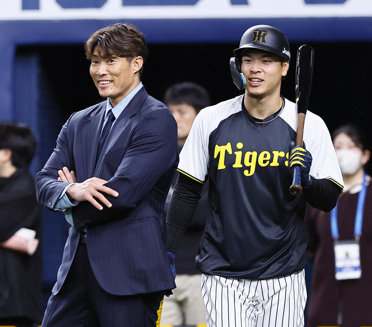 阪神対DeNA　糸井嘉男氏（左）と話しをする阪神佐藤輝（撮影・藤尾明華）