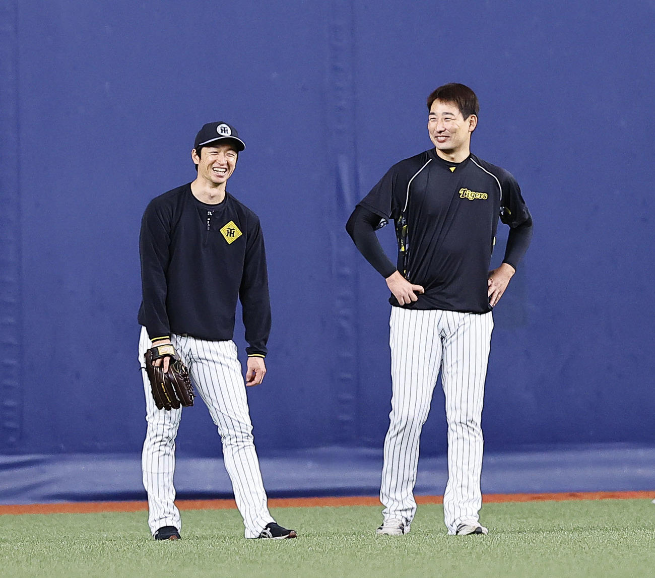 阪神対DeNA　話しをする阪神近本（左）と岩崎（撮影・藤尾明華）