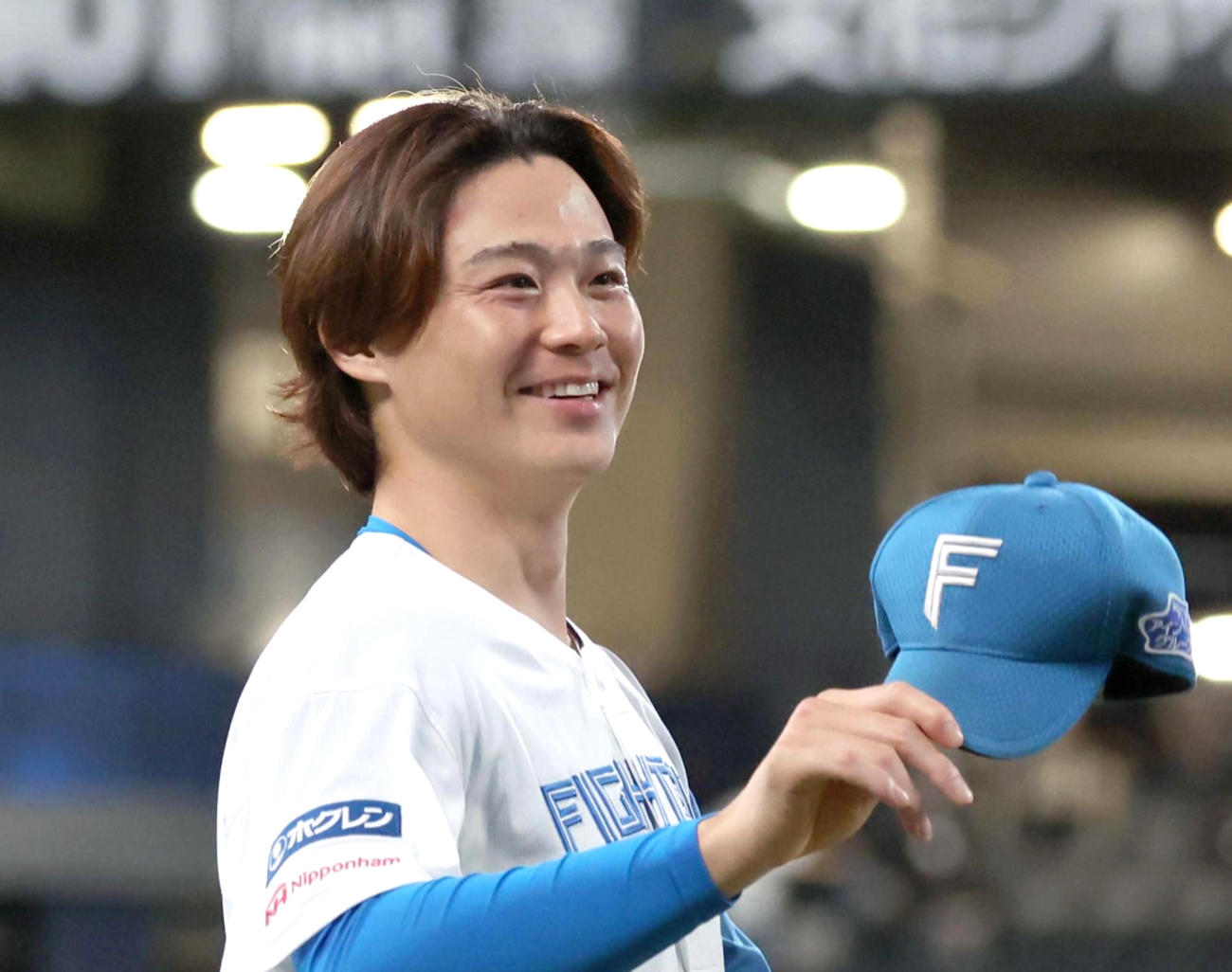 日本ハム対オリックス　試合後、スタンドに笑顔で手を振る山崎（撮影・黒川智章）