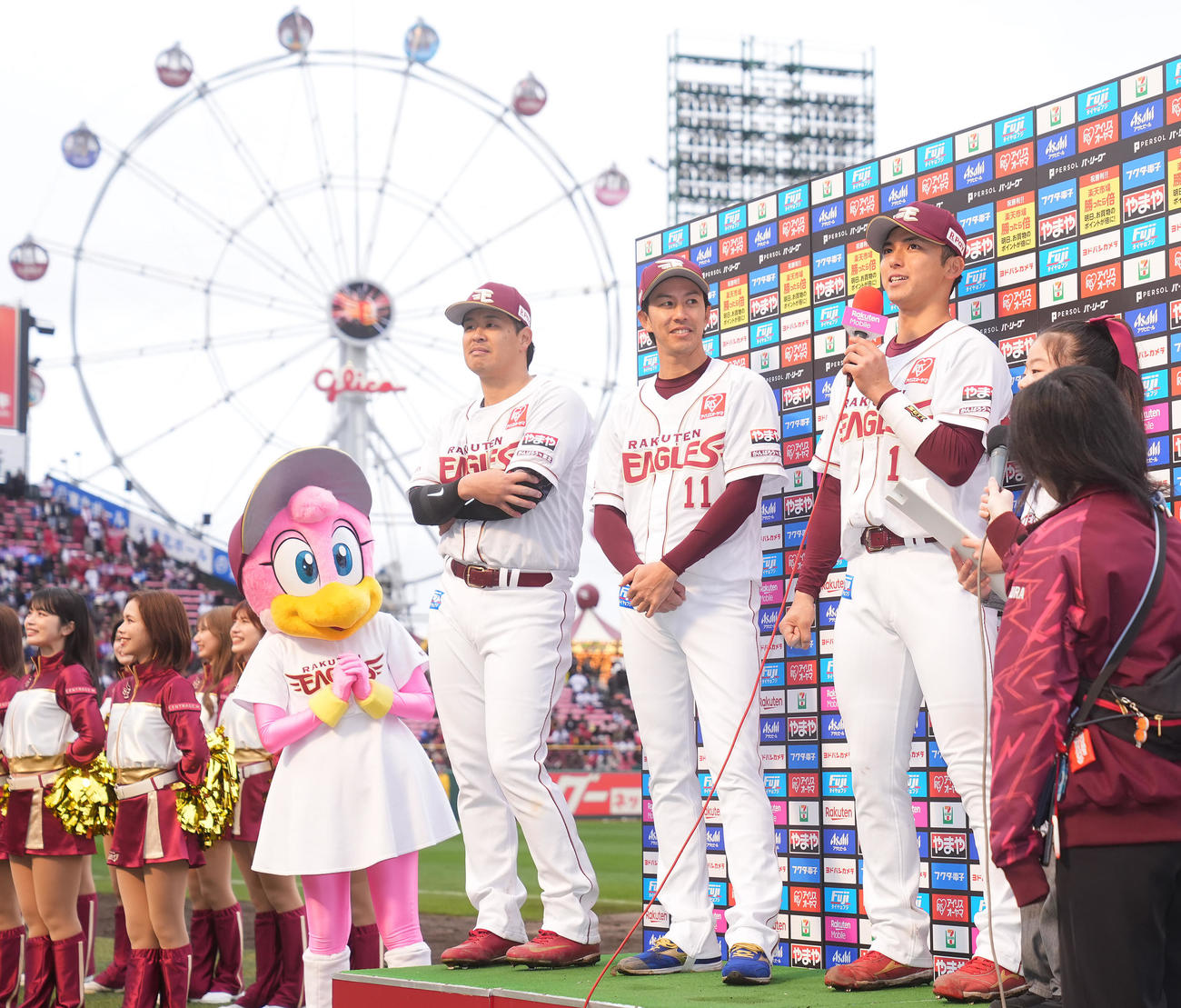 楽天対西武　ヒーローインタビューのお立ち台で笑顔を見せる楽天宗山（右）、岸（中央）、浅村（撮影・垰建太）