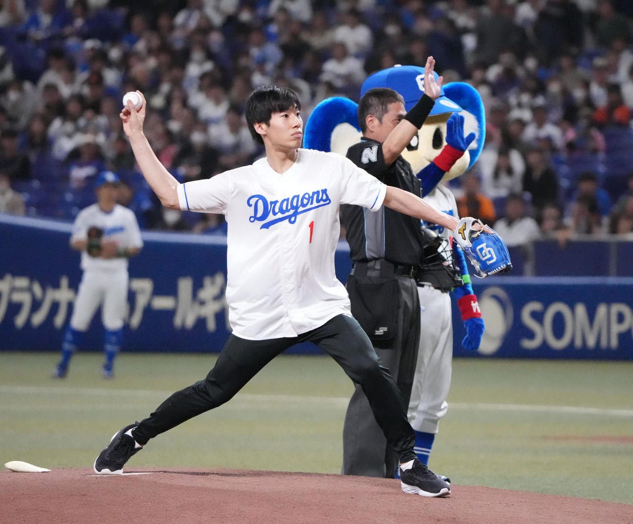 中日対巨人　試合前、始球式を行う加納虹（撮影・森本幸一）