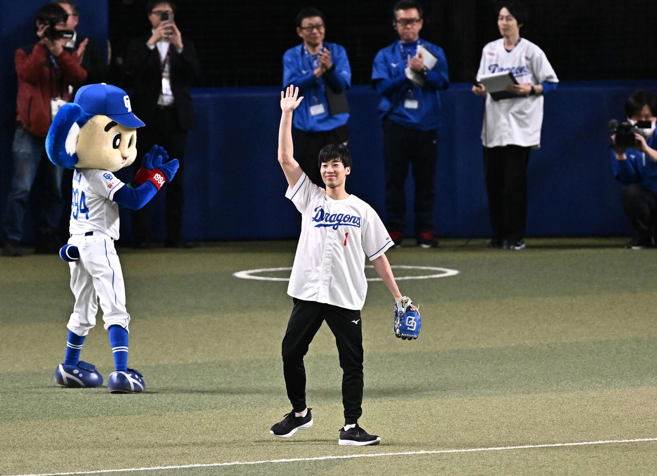 中日対巨人　始球式を終え手を振るパリ五輪フェンシング金メダルの加納（撮影・滝沢徹郎）
