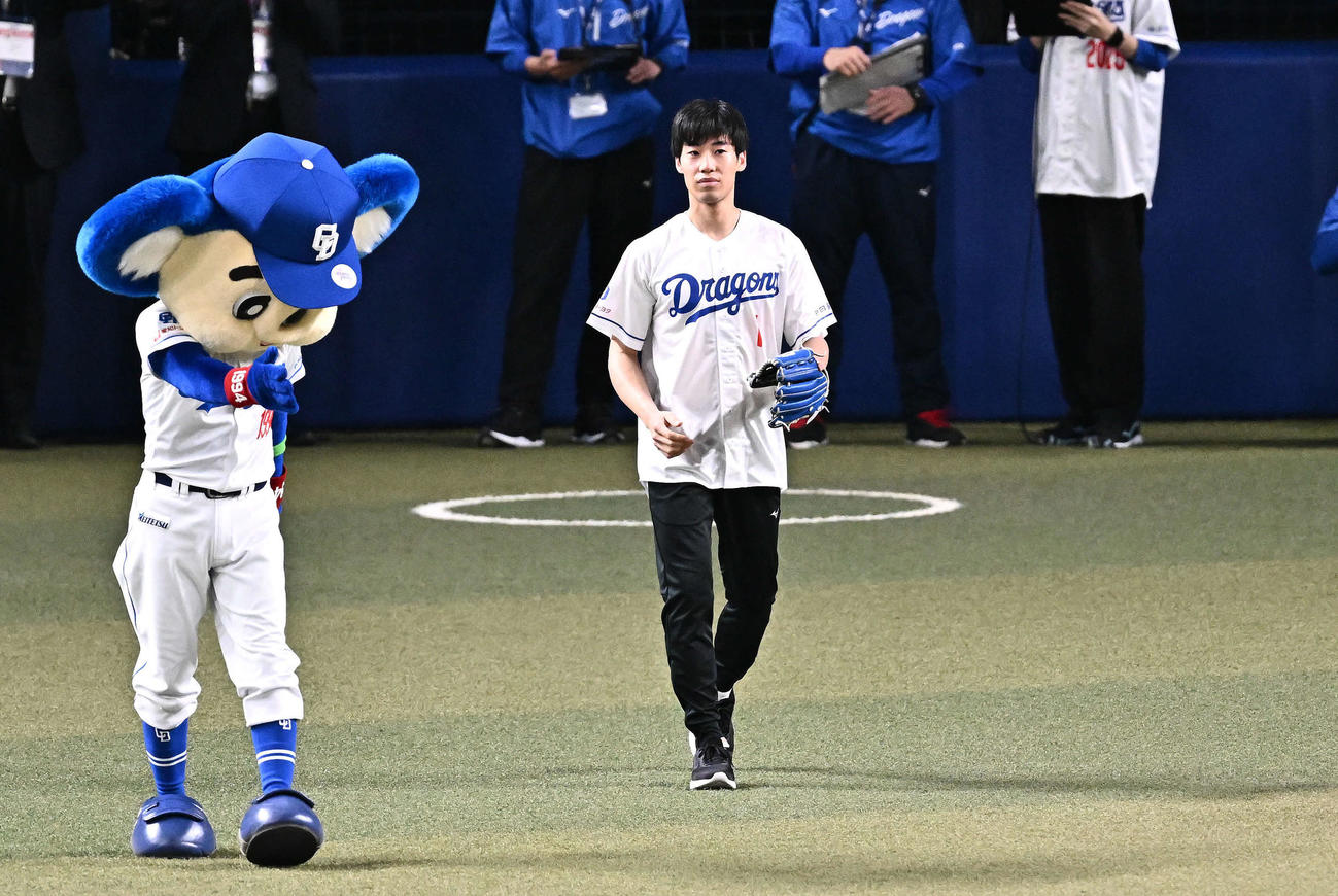 中日対巨人　始球式に臨むパリ五輪フェンシング金メダルの加納（撮影・滝沢徹郎）