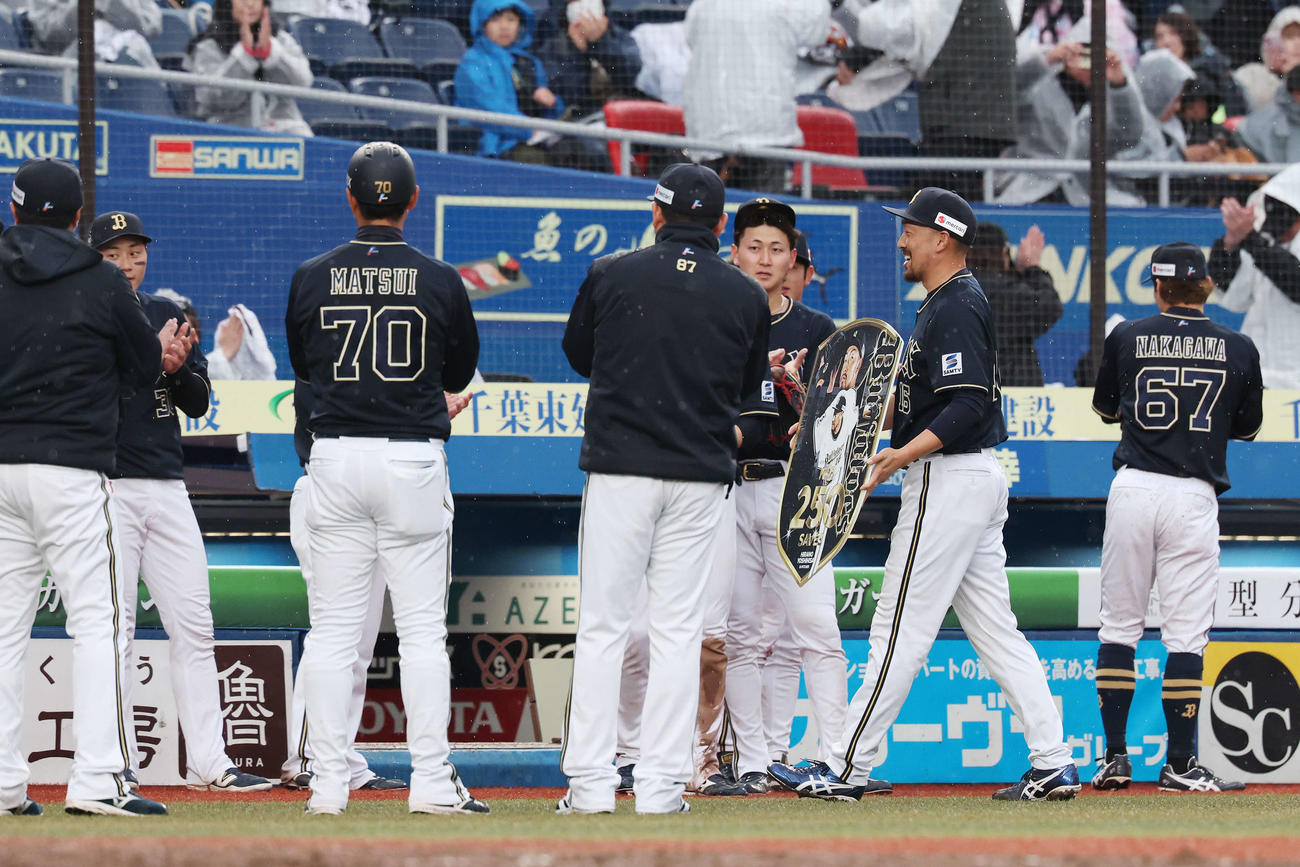ロッテ対オリックス　NPB通算250セーブを達成しチームメートに祝福されるオリックス平野（右から2人目）（撮影・宮地輝）