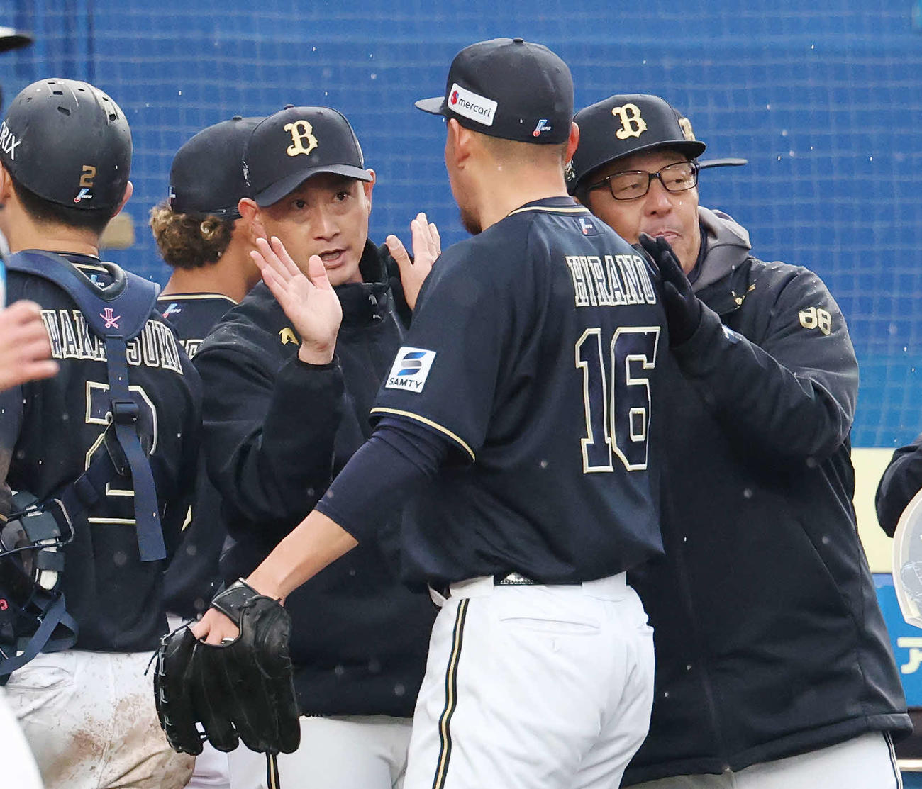 ロッテ対オリックス　NPB通算250セーブを達成したオリックス平野（中央）とタッチする岸田監督（左）（撮影・宮地輝）