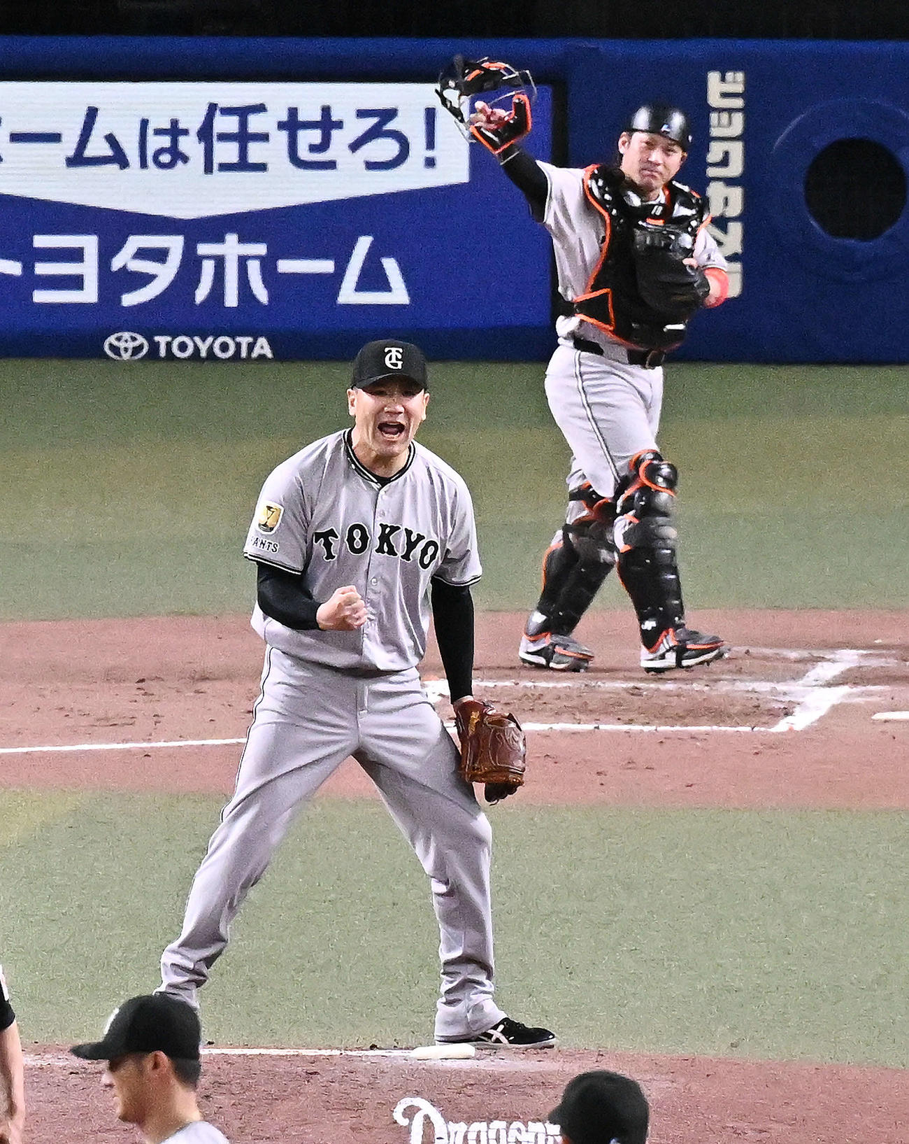 中日対巨人　1回裏中日1死一、二塁、石川昂を併殺に仕留め雄たけびを上げる田中将。捕手甲斐（撮影・滝沢徹郎）