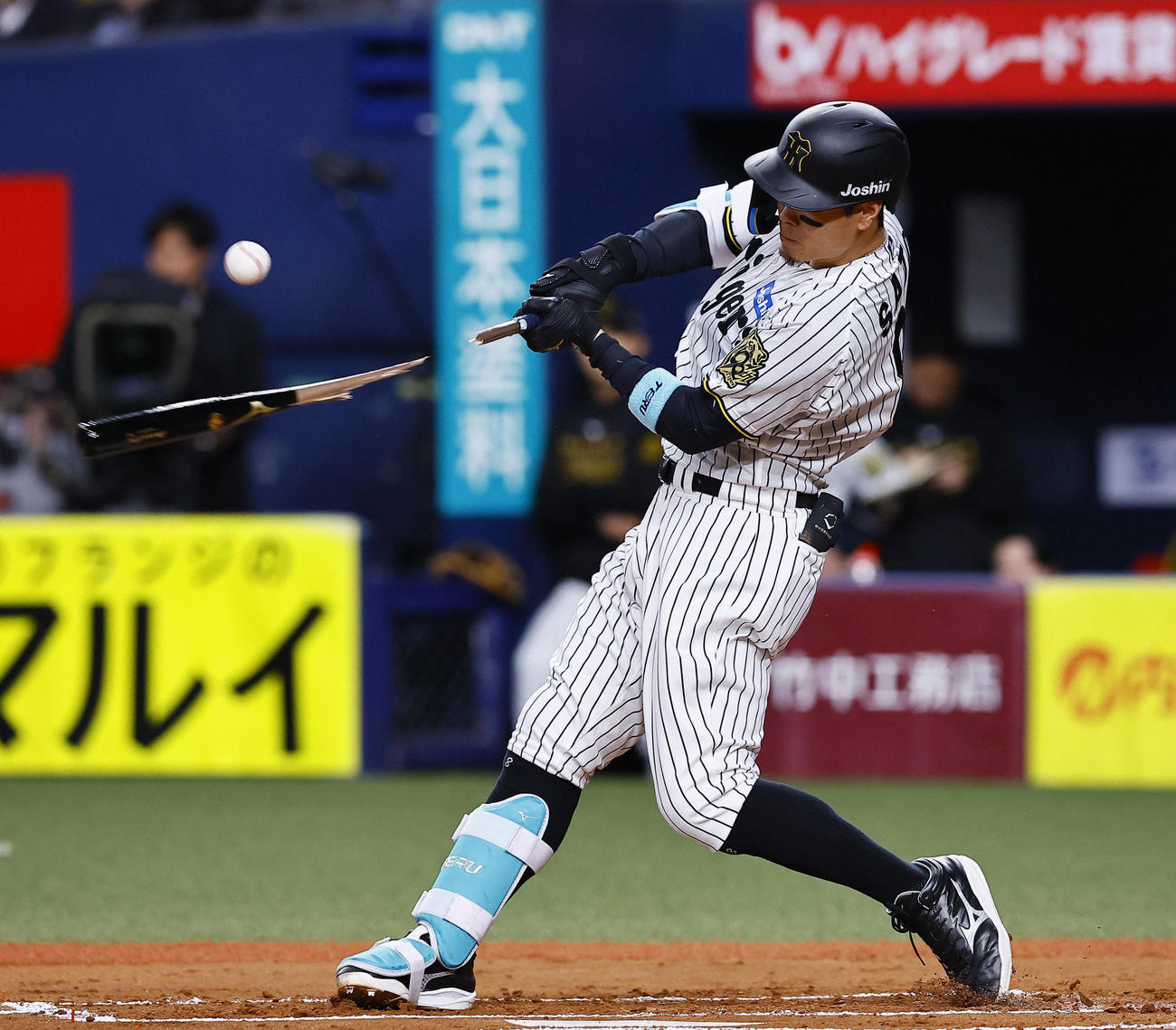阪神対DeNA 1回裏阪神2死、佐藤輝はバットを折りながら左前安打を放つ（撮影・藤尾明華）