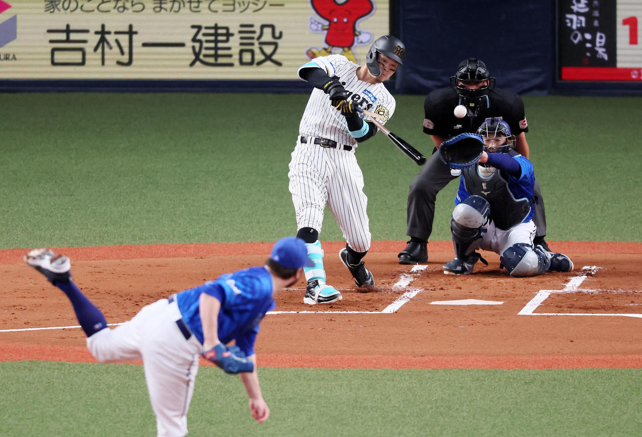 阪神対DeNA 1回裏阪神2死、佐藤輝は左前打を放つ。投手ケイ（撮影・加藤哉）