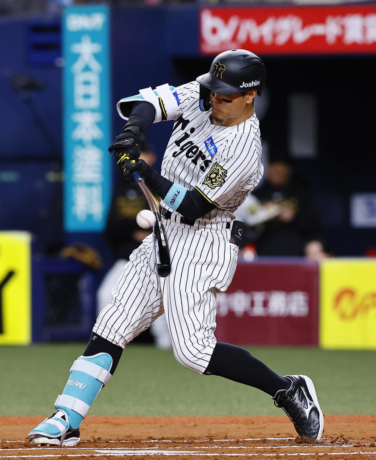 阪神対DeNA 1回裏阪神2死、佐藤輝はバットを折りながら左前安打を放つ（撮影・藤尾明華）