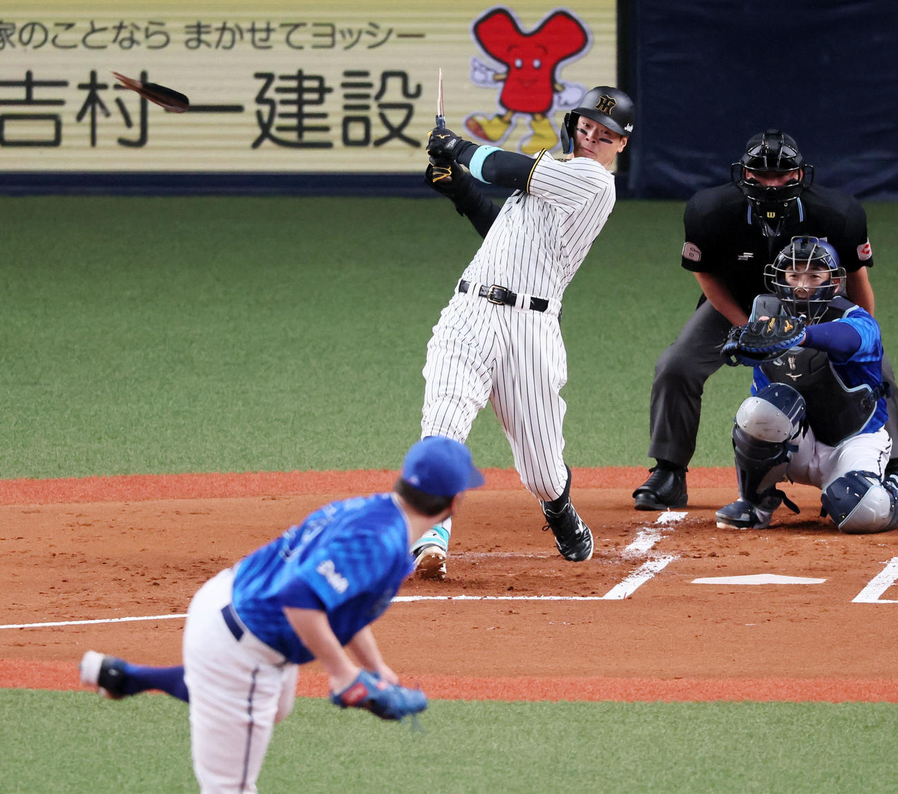 阪神対DeNA 1回裏阪神2死、佐藤輝は左前打を放つ。投手ケイ（撮影・加藤哉）