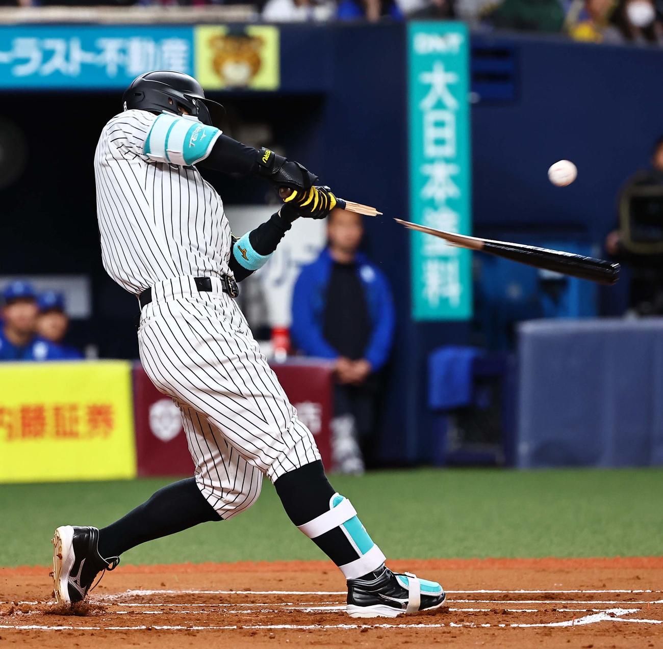 阪神対DeNA 1回裏阪神2死、バットを折られながら安打を放つ佐藤輝（撮影・上田博志）