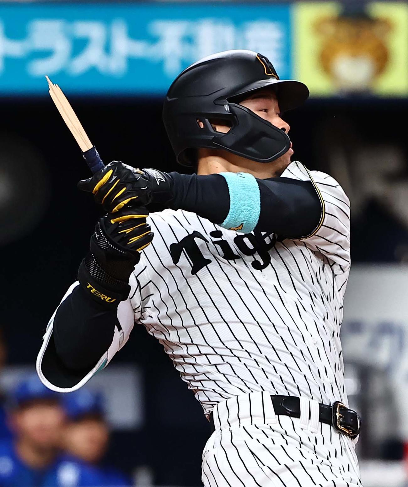 阪神対DeNA 1回裏阪神2死、バットを折られながら安打を放つ佐藤輝（撮影・上田博志）