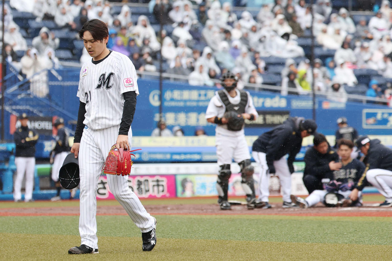 ロッテ対オリックス　2回表オリックス1死一、三塁、若月への危険球で退場する石川柊（撮影・宮地輝）