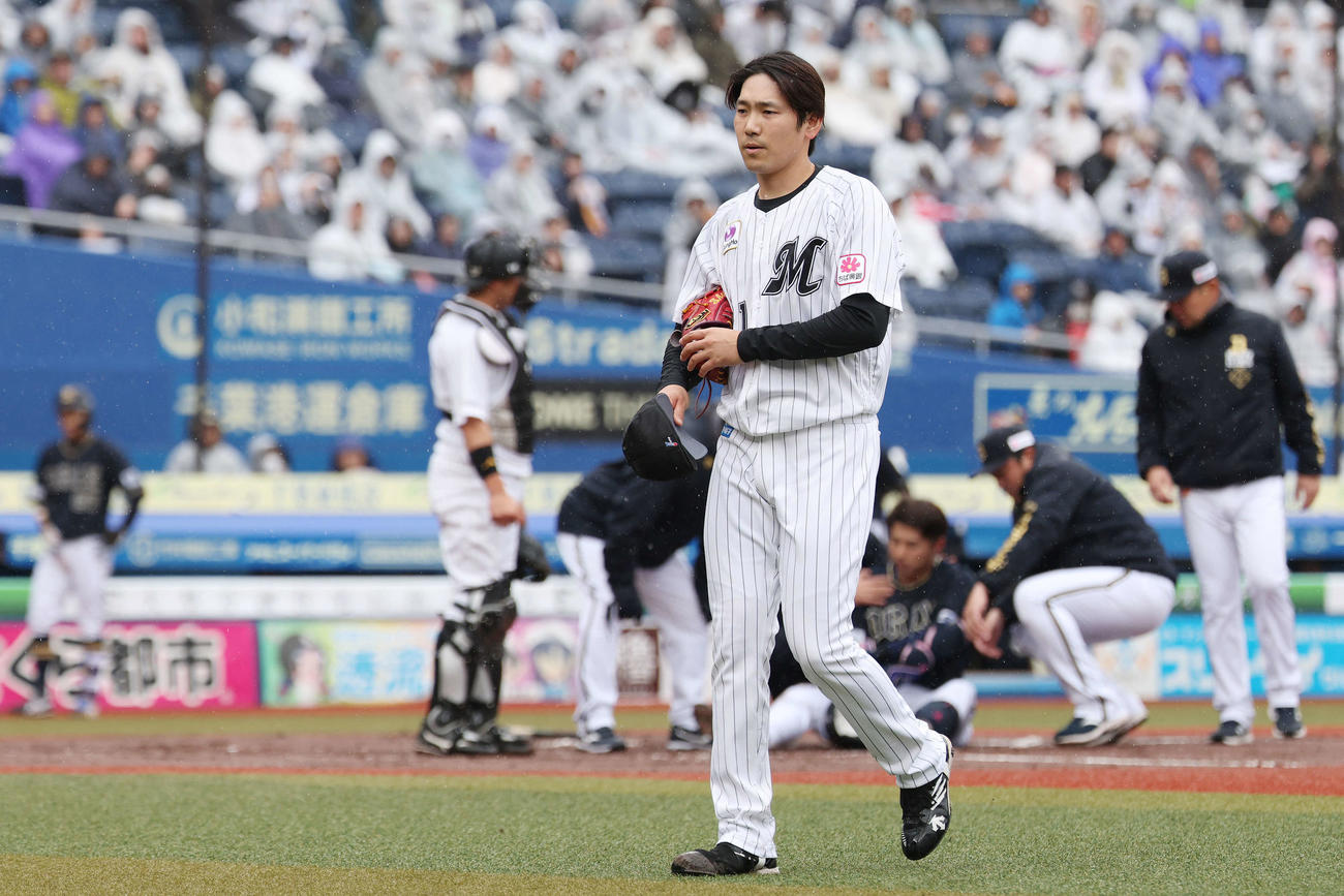 ロッテ対オリックス　2回表オリックス1死一、三塁、若月への危険球で退場する石川柊（撮影・宮地輝）