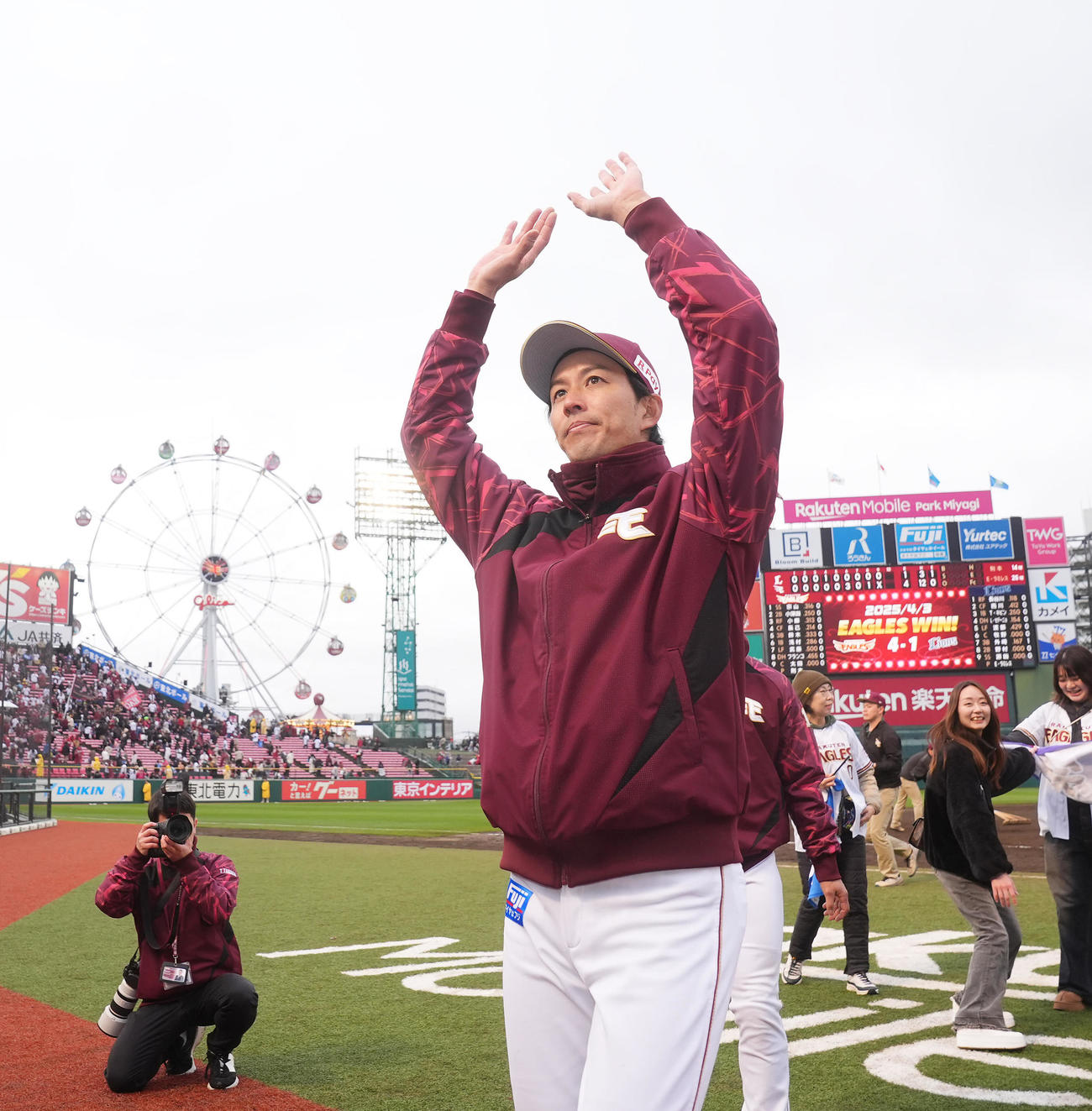 楽天対西武　本拠地で勝利した楽天岸はファンの声援に応える（撮影・垰建太）