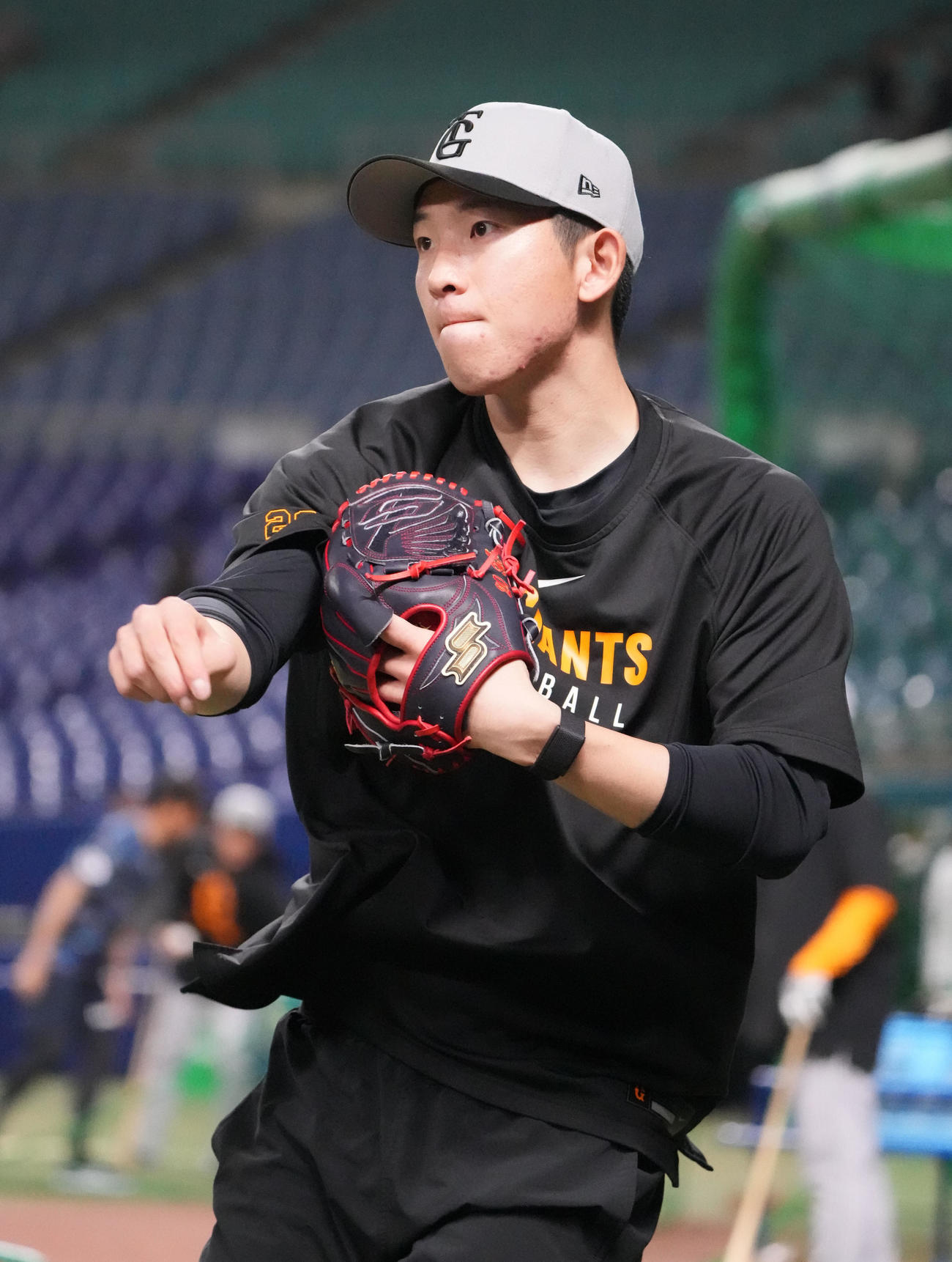 中日対巨人　ノックを受け送球する戸郷（撮影・森本幸一）