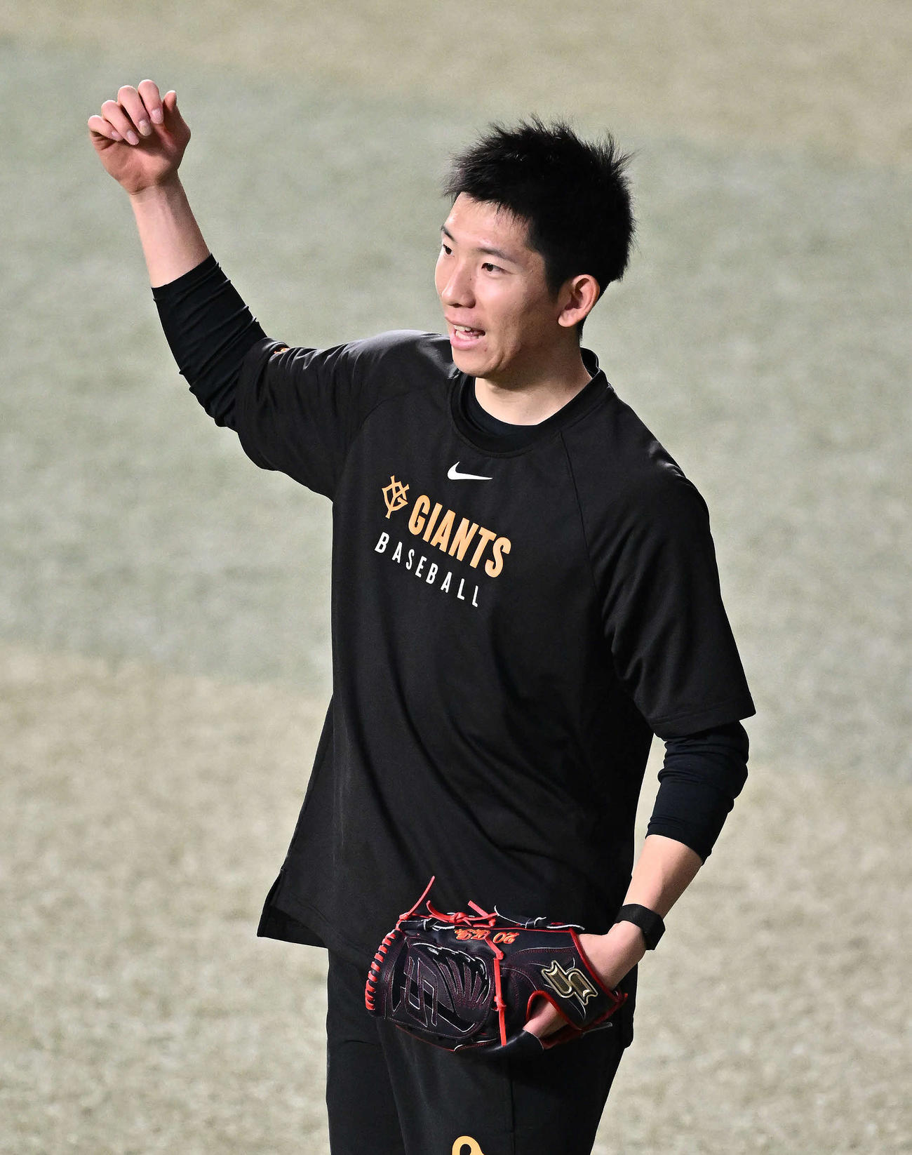 中日対巨人　試合前練習で調整する巨人戸郷（撮影・滝沢徹郎）
