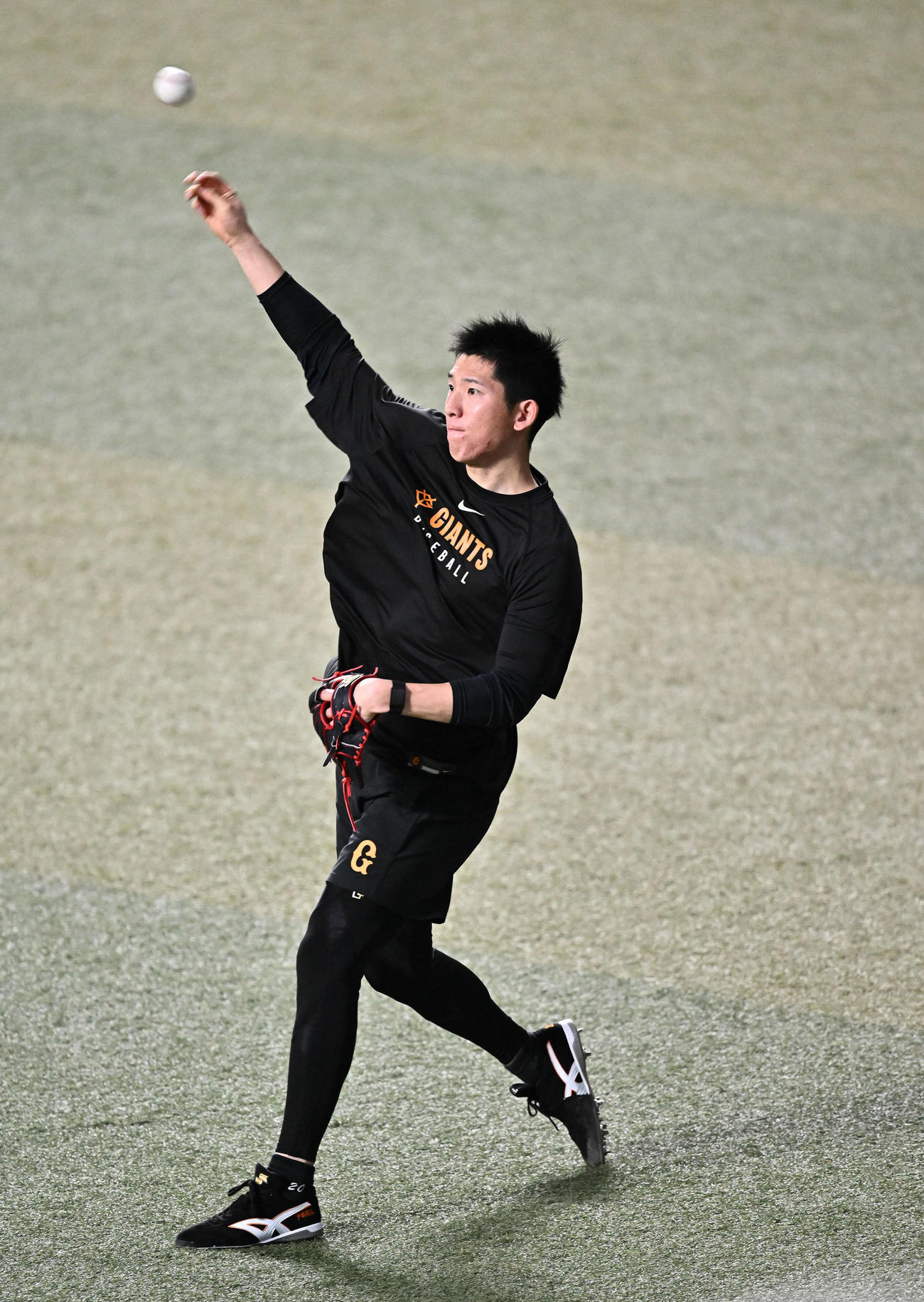 中日対巨人　試合前練習で調整する巨人戸郷（撮影・滝沢徹郎）
