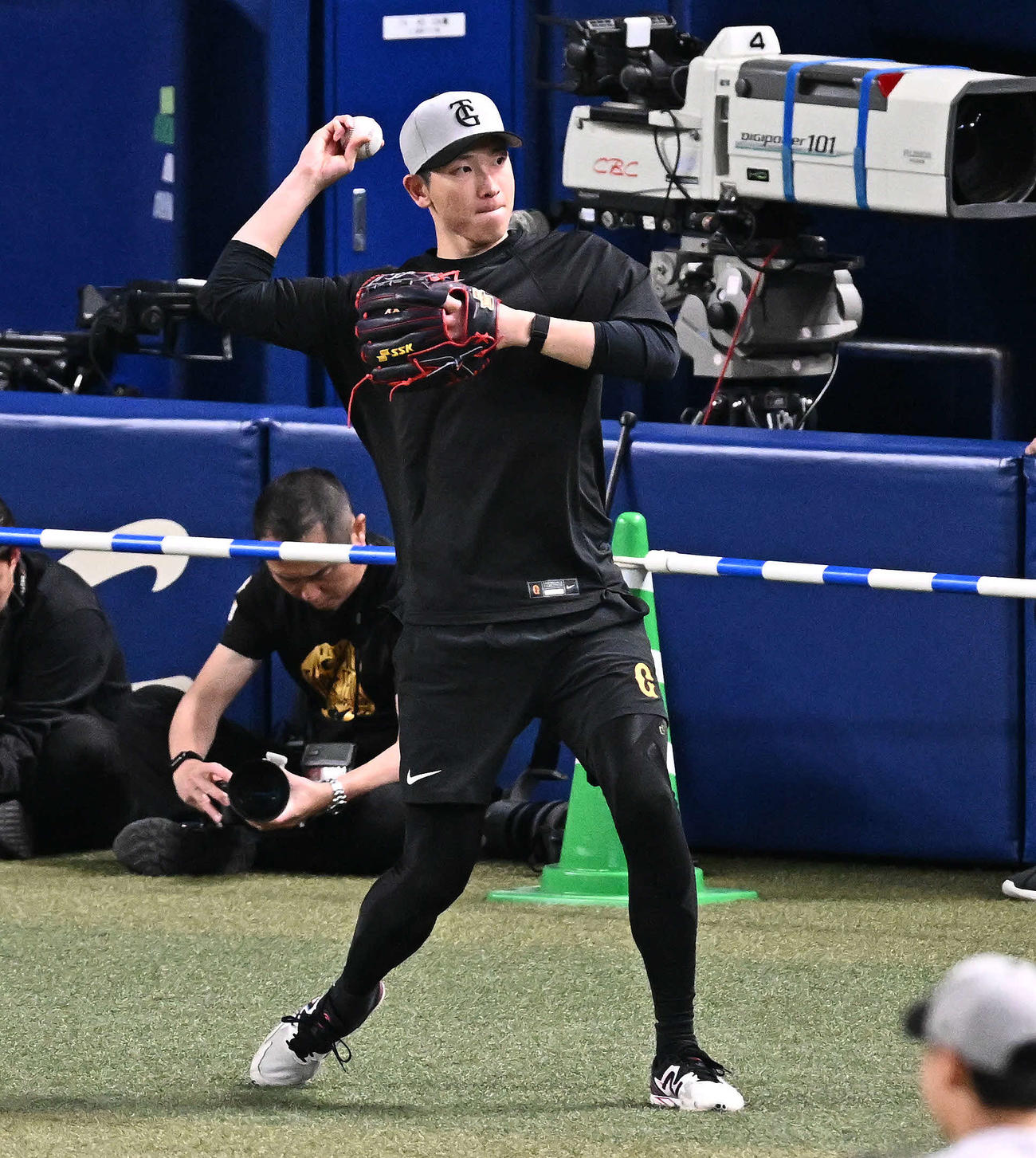 中日対巨人　試合前練習でノックを受ける巨人戸郷（撮影・滝沢徹郎）