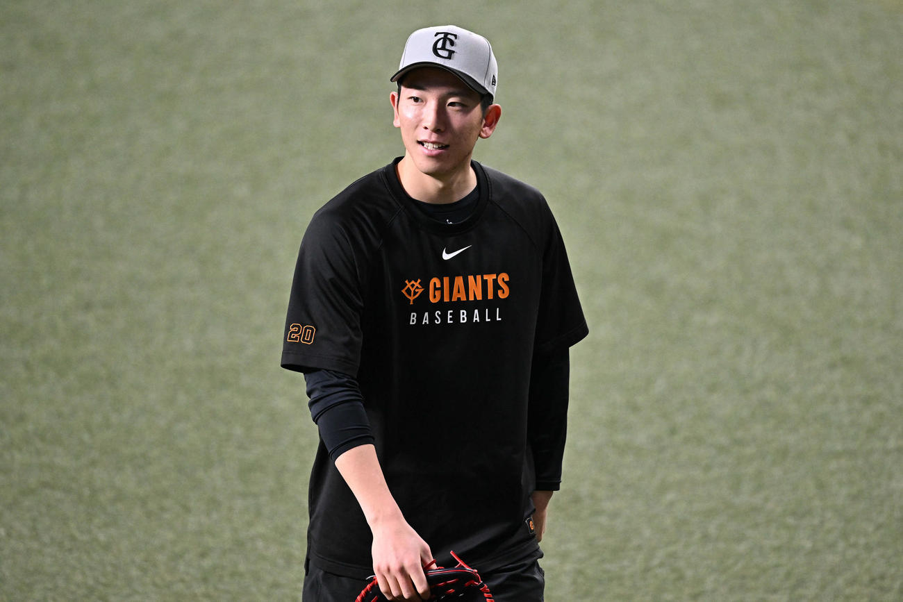 中日対巨人　試合前練習に臨む巨人戸郷（撮影・滝沢徹郎）