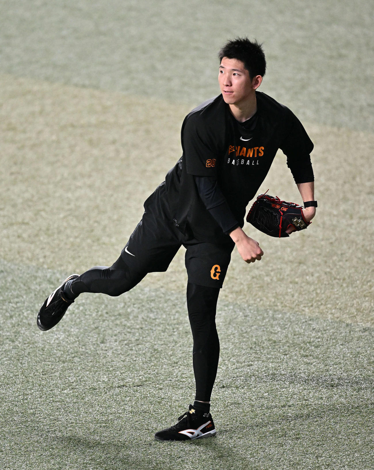 中日対巨人　試合前練習で調整する巨人戸郷（撮影・滝沢徹郎）