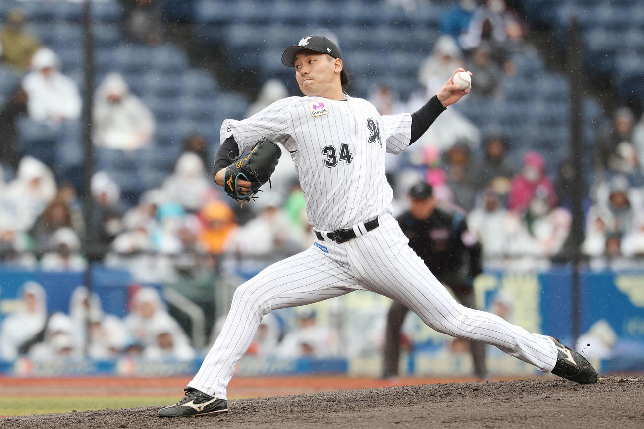 ロッテ対オリックス　ロッテ2番手の高野脩（撮影・宮地輝）