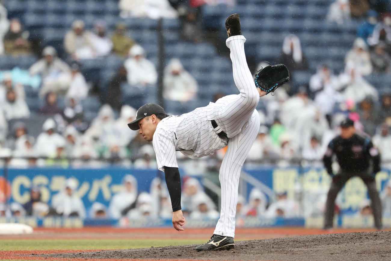 ロッテ対オリックス　ロッテ2番手の高野脩（撮影・宮地輝）