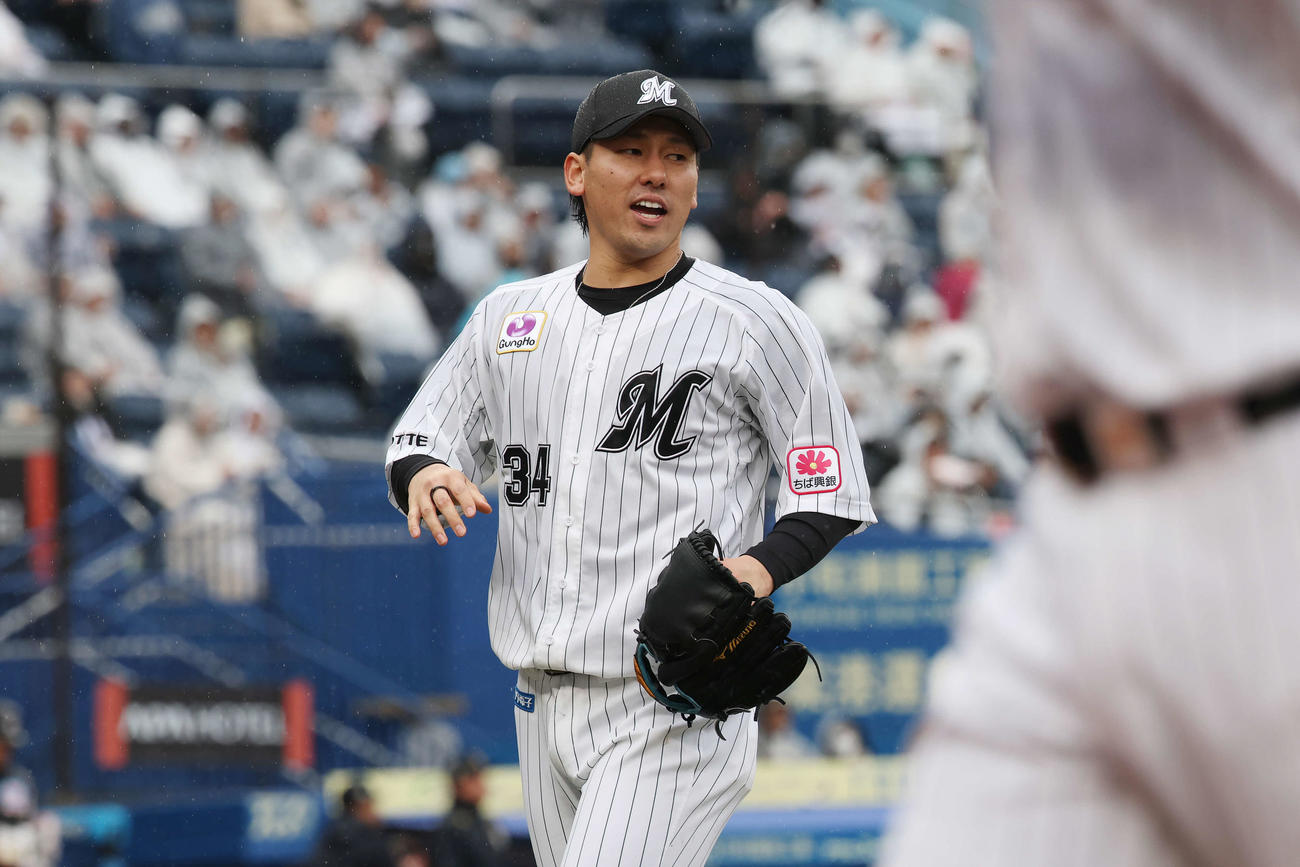 ロッテ対オリックス　5回表を無失点に抑えたロッテ高野脩（撮影・宮地輝）