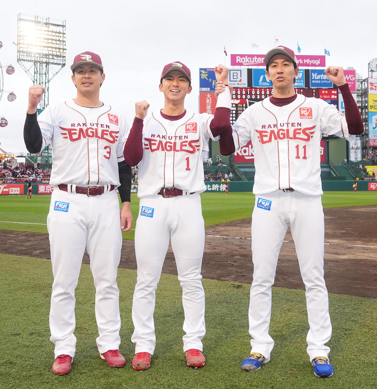 楽天対西武　ヒーローインタビューを終え笑顔で写真に納まる楽天宗山（中央）、岸（右）、浅村（撮影・垰建太）