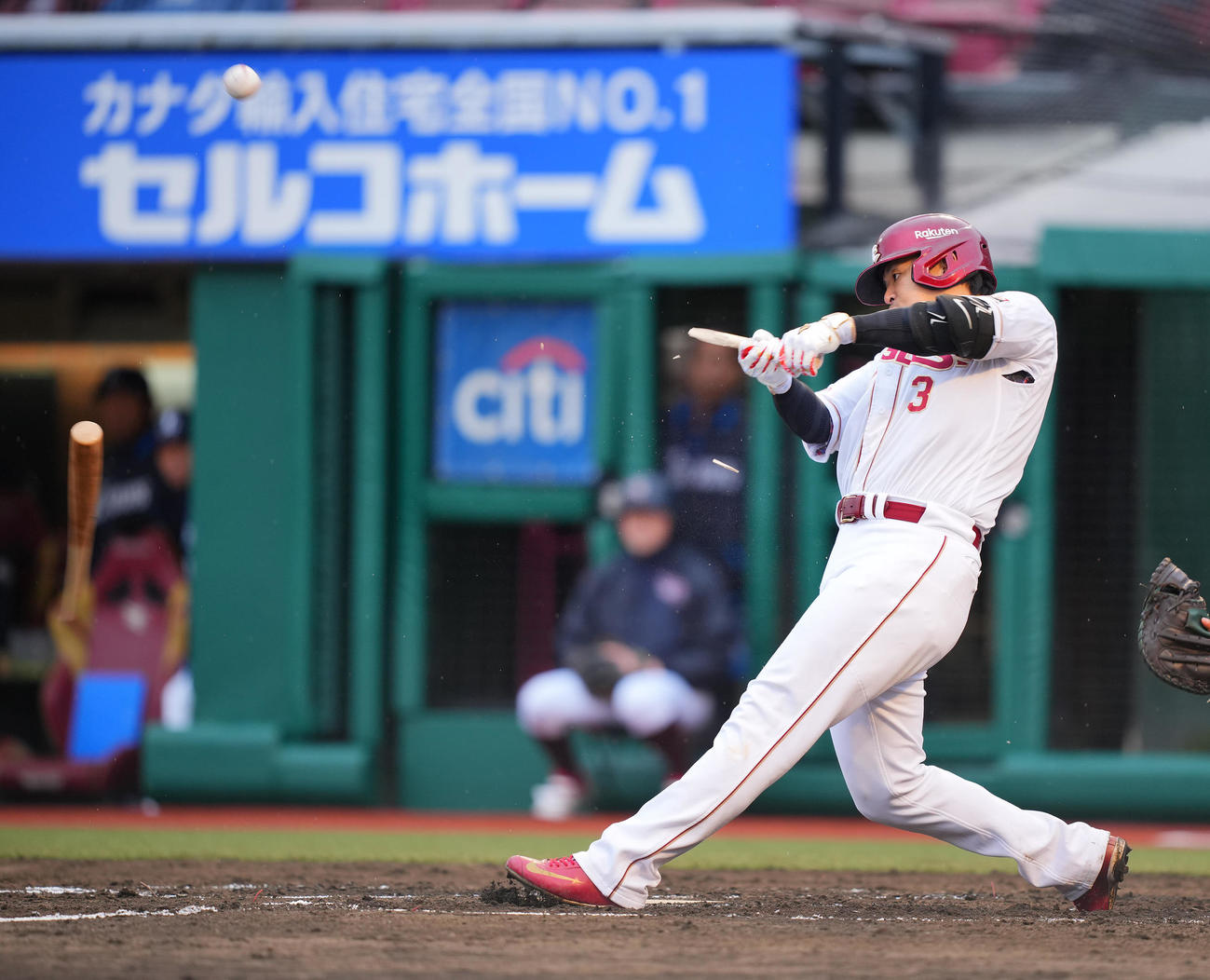 楽天対西武　6回裏楽天無死二、三塁、バットを折られながらも右前適時打を放つ浅村（撮影・垰建太）