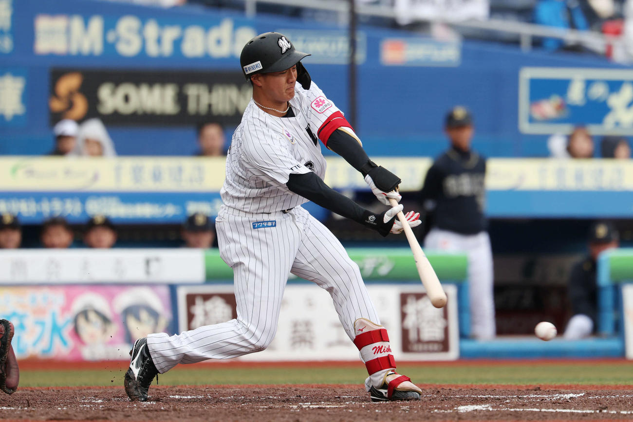 ロッテ対オリックス　6回裏ロッテ1死一塁、遊内野安打を放つ西川（撮影・宮地輝）