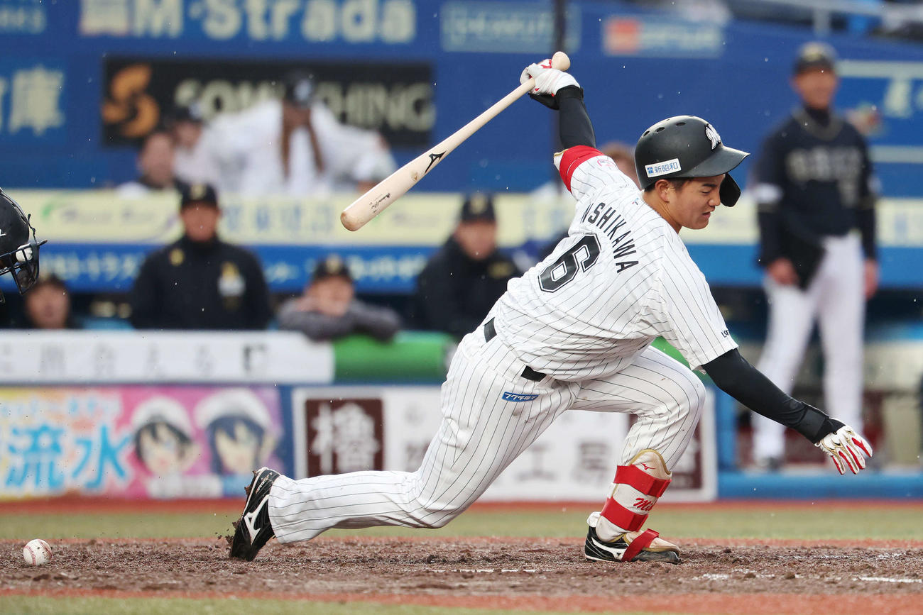 ロッテ対オリックス　9回裏ロッテ2死一、二塁、空振り三振に倒れる西川（撮影・宮地輝）