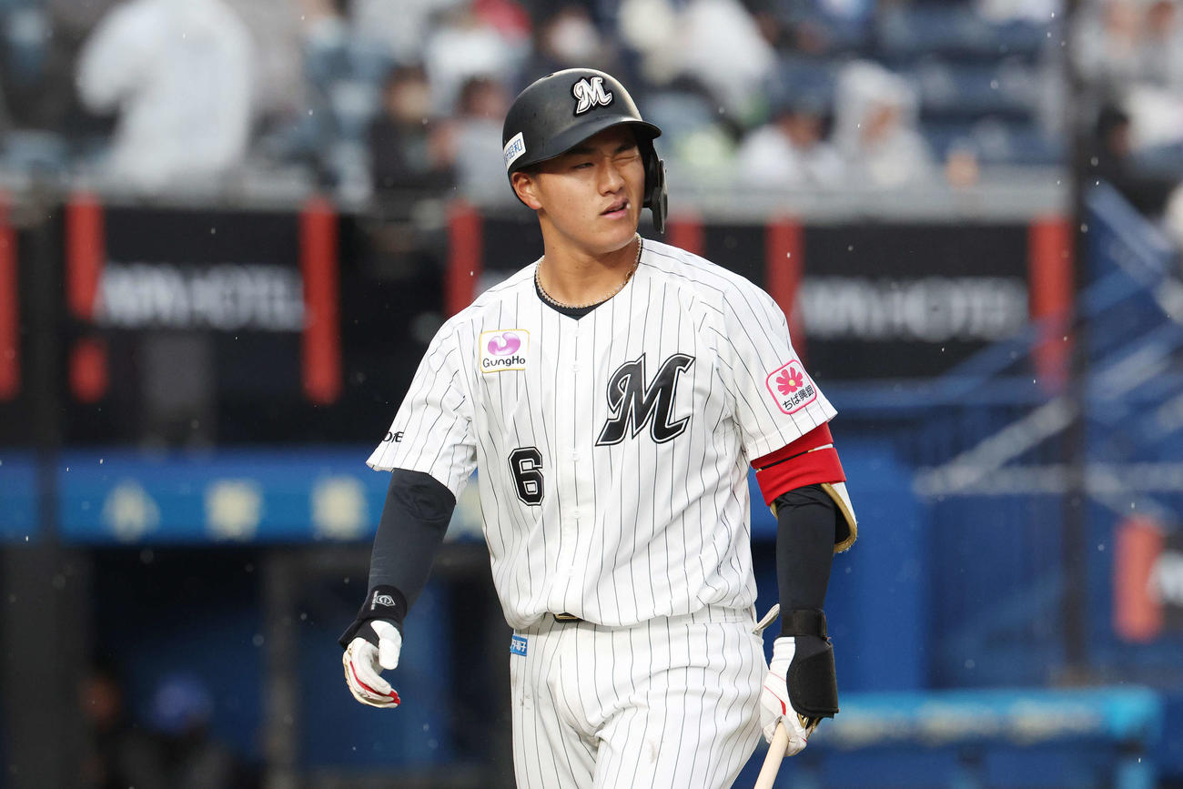 ロッテ対オリックス　9回裏ロッテ2死一、二塁、空振り三振に倒れ悔しがる西川（撮影・宮地輝）