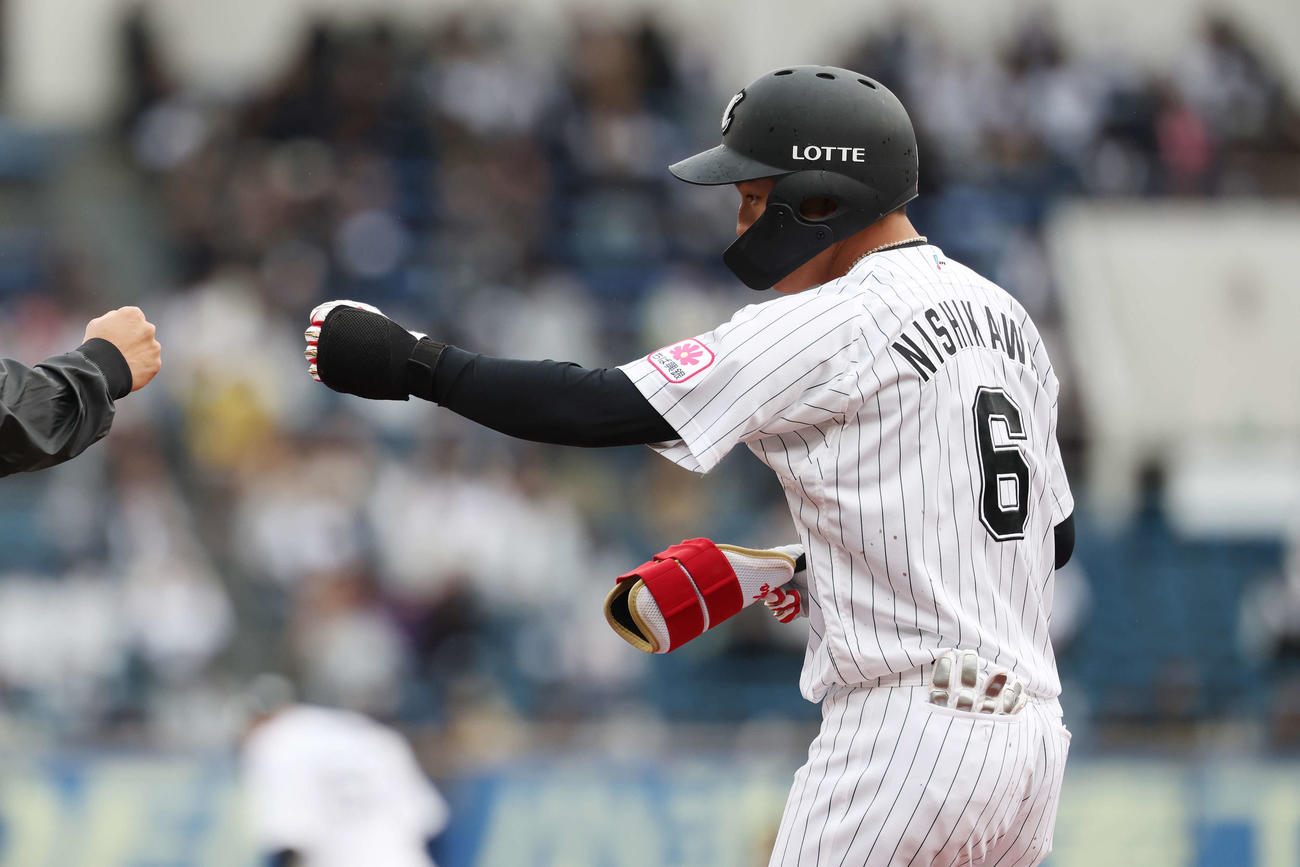 ロッテ対オリックス　6回裏ロッテ1死一塁、遊内野安打を放った西川（撮影・宮地輝）