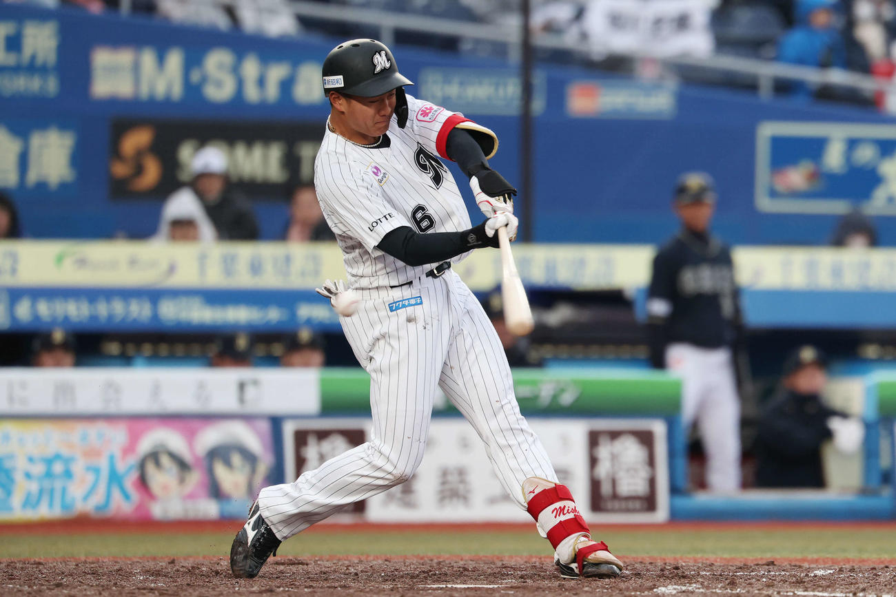 ロッテ対オリックス　7回裏ロッテ2死一、二塁、空振り三振に倒れる西川（撮影・宮地輝）